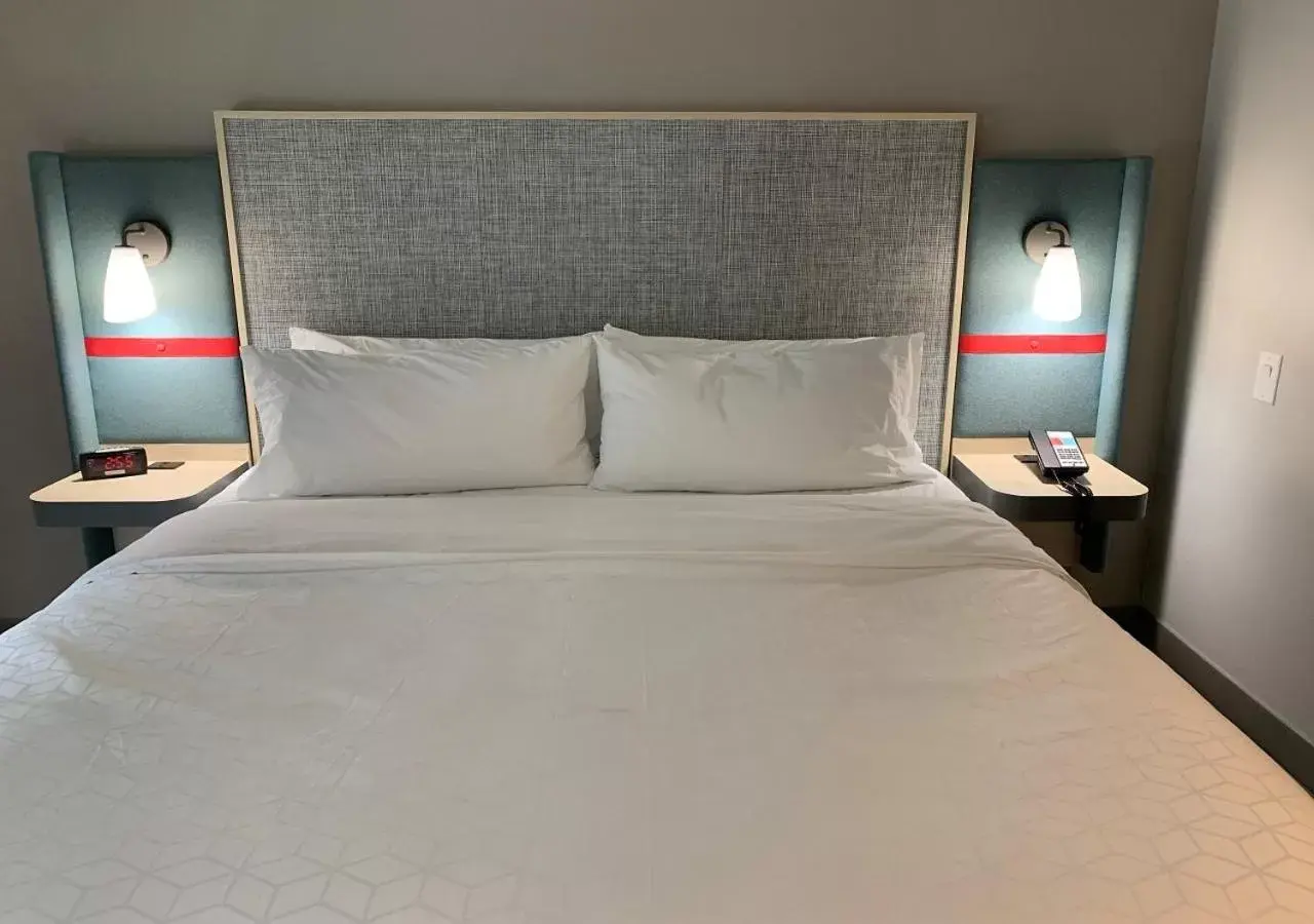 Bedroom, Bed in avid hotels - Salem, an IHG Hotel