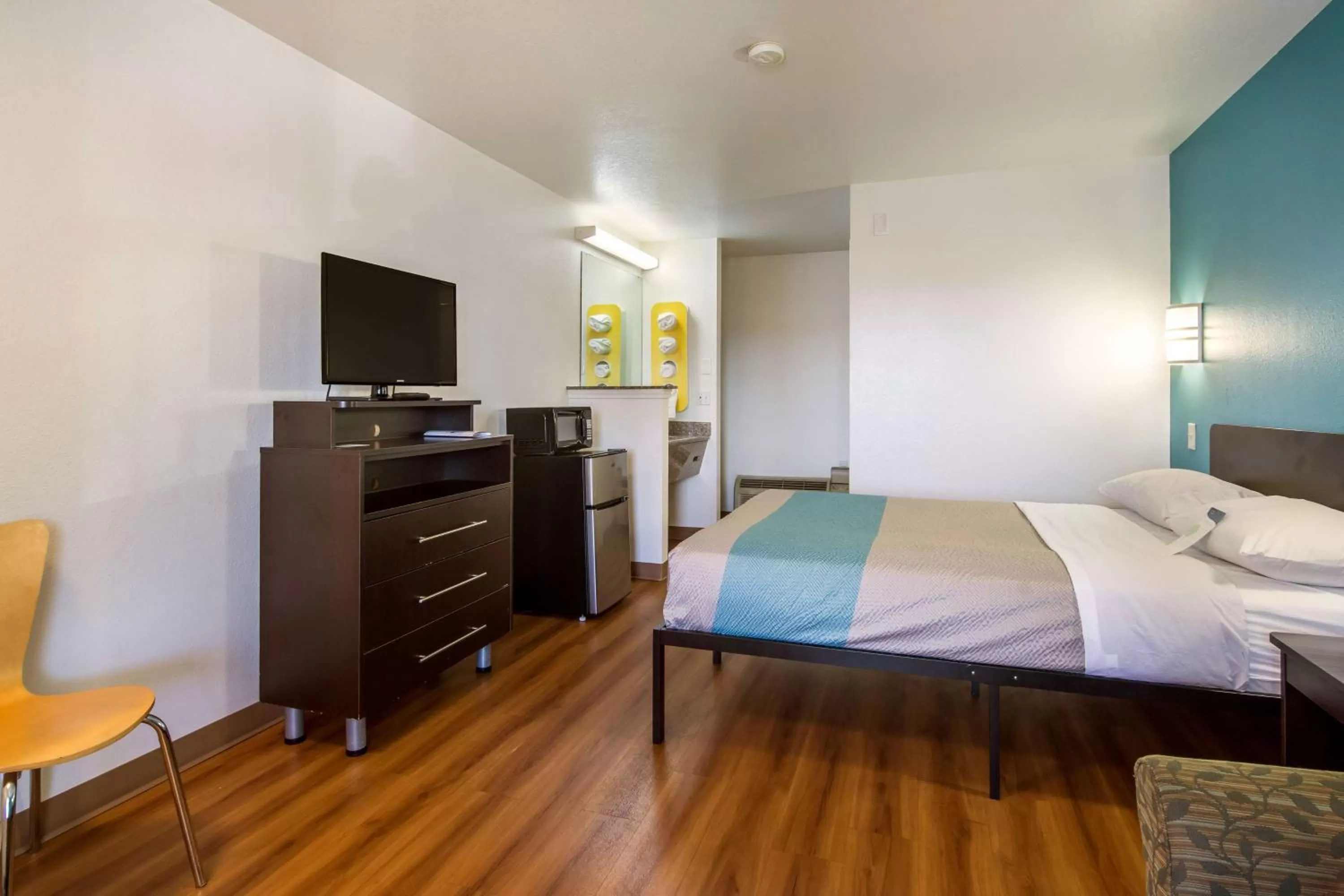 TV and multimedia, Bed in Motel 6 Portland Mall - 205