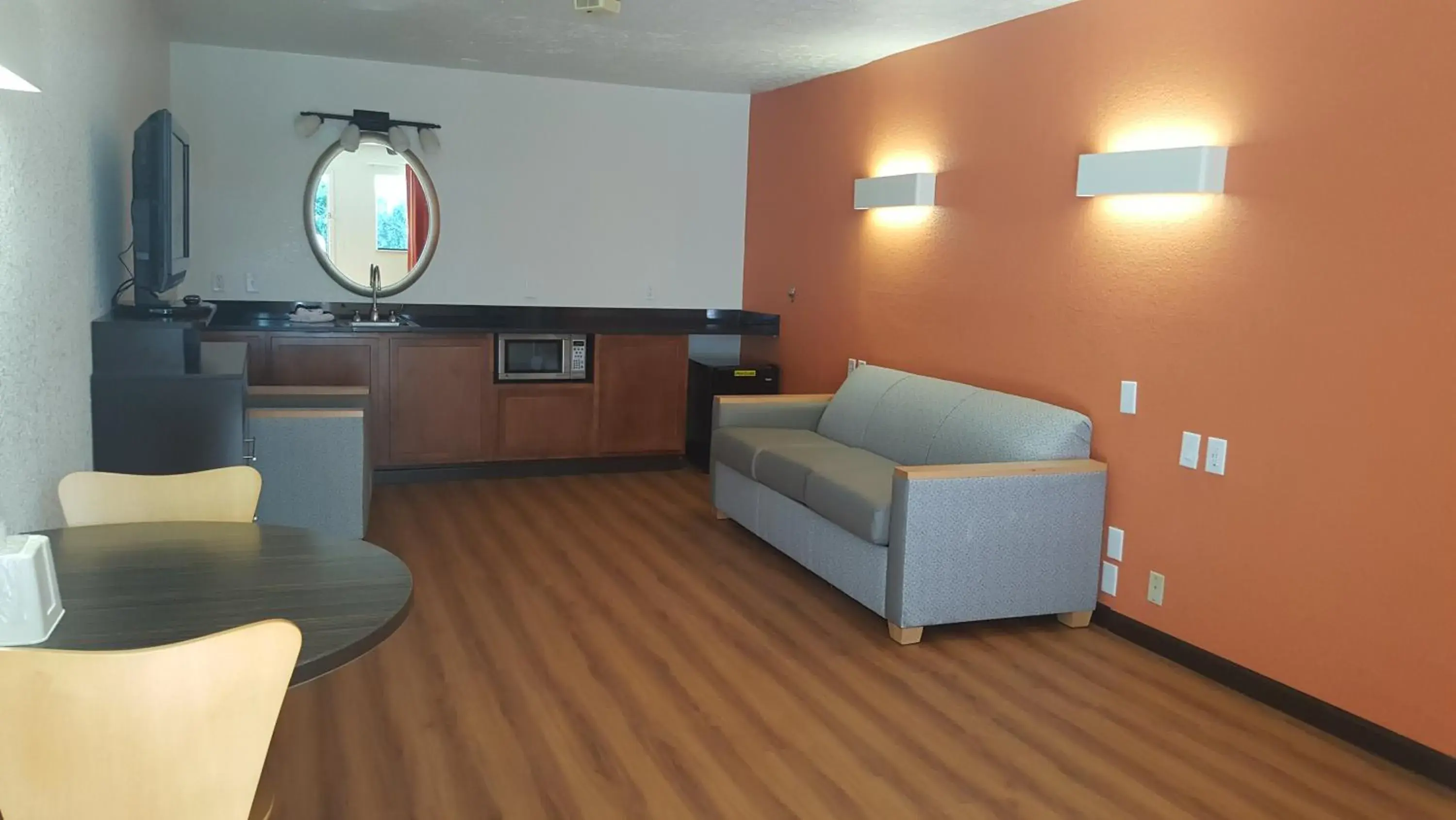 Kitchen or kitchenette, Seating Area in Motel 6-Columbus, OH - OSU