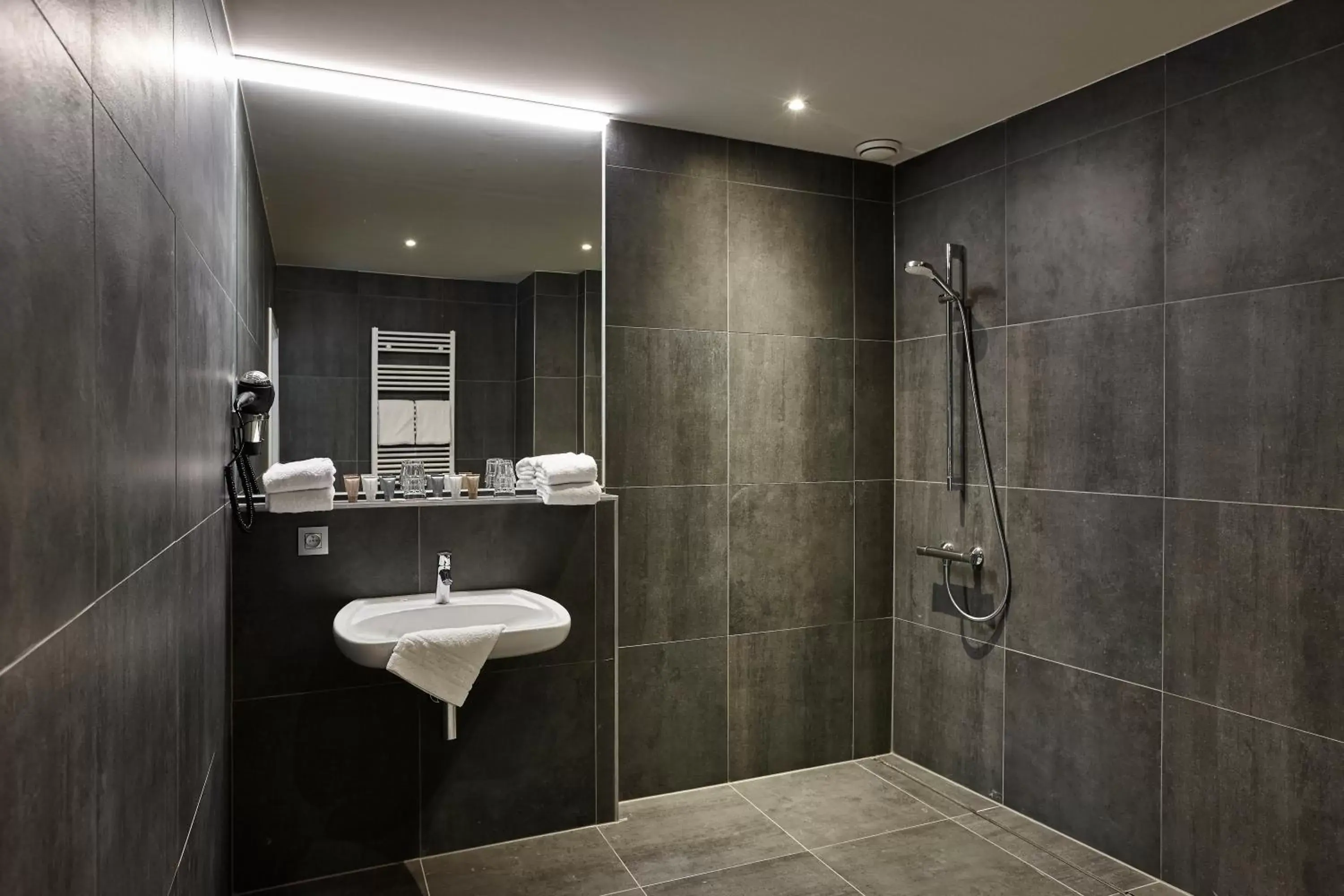 Shower, Bathroom in Hotel Monsieur Ernest