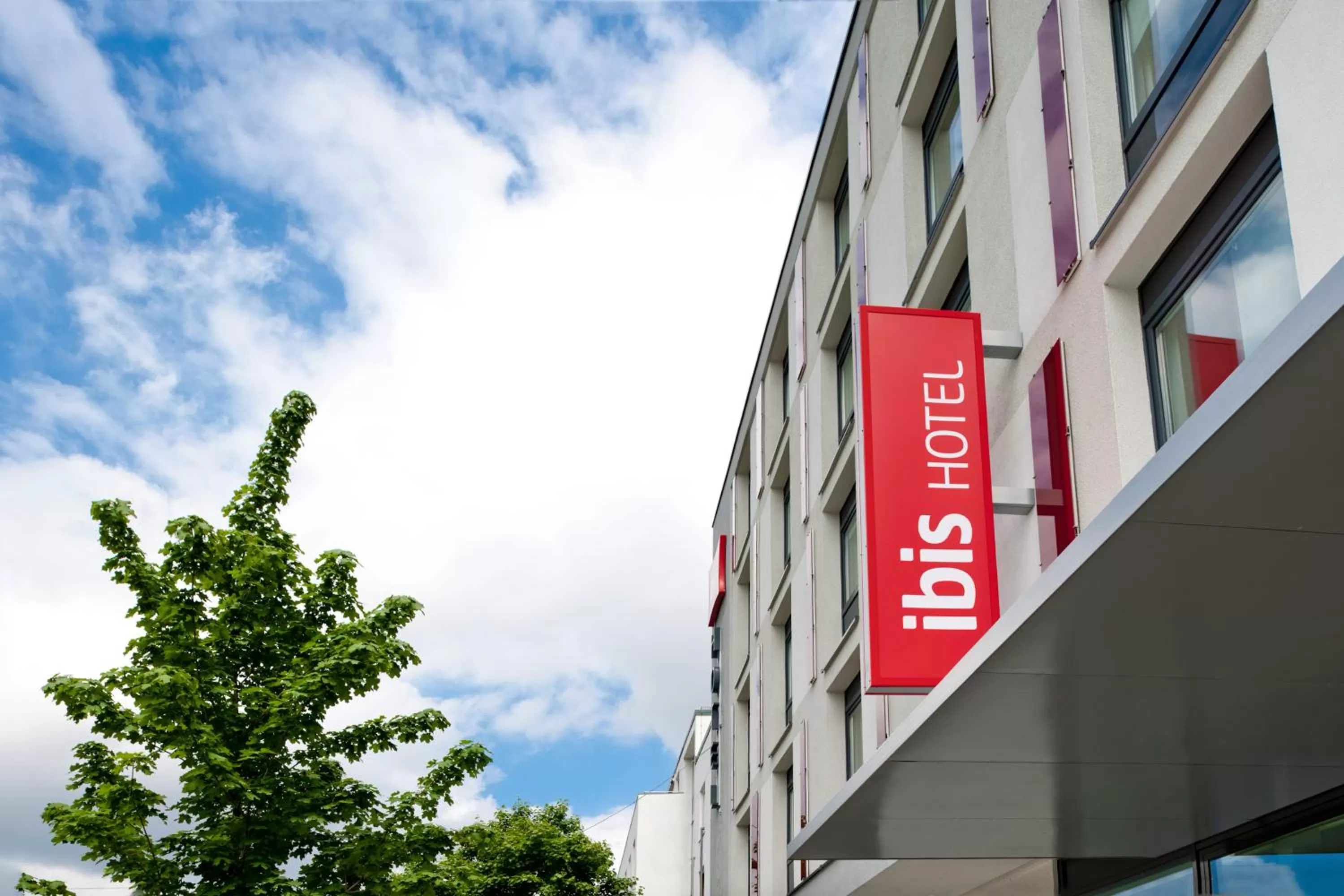 Property logo or sign in ibis Hotel Muenchen City West