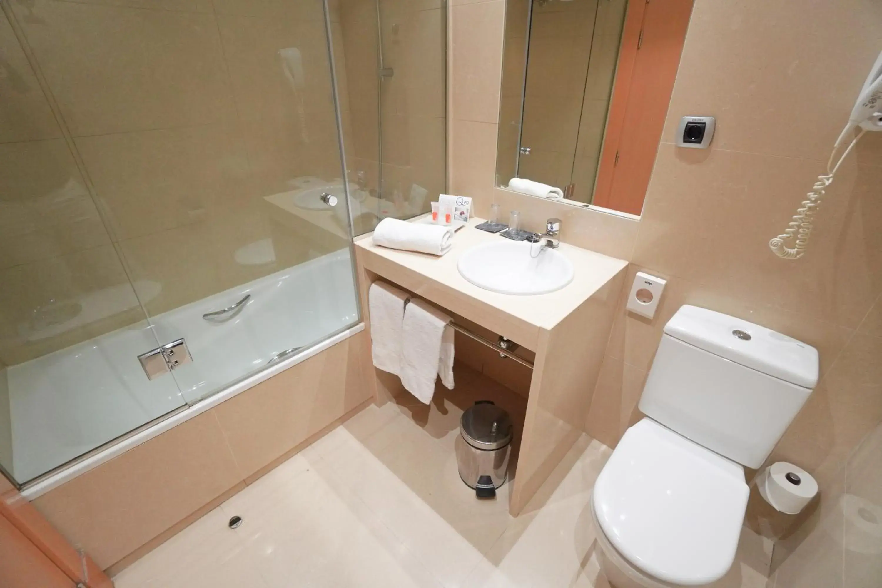 Property building, Bathroom in Hotel Reston Valdemoro