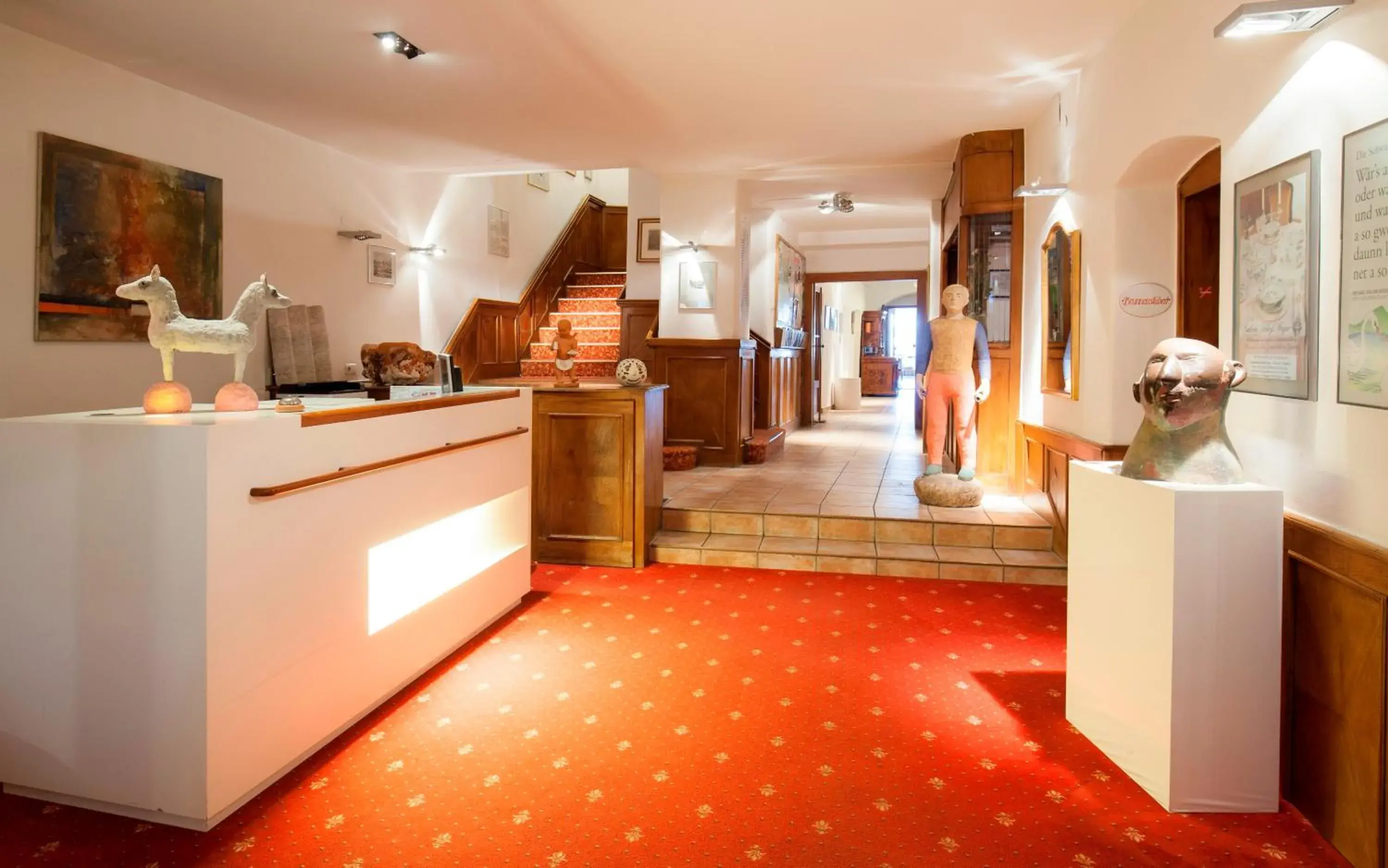 Lobby or reception, Kitchen/Kitchenette in Keramikhotel Goldener Brunnen