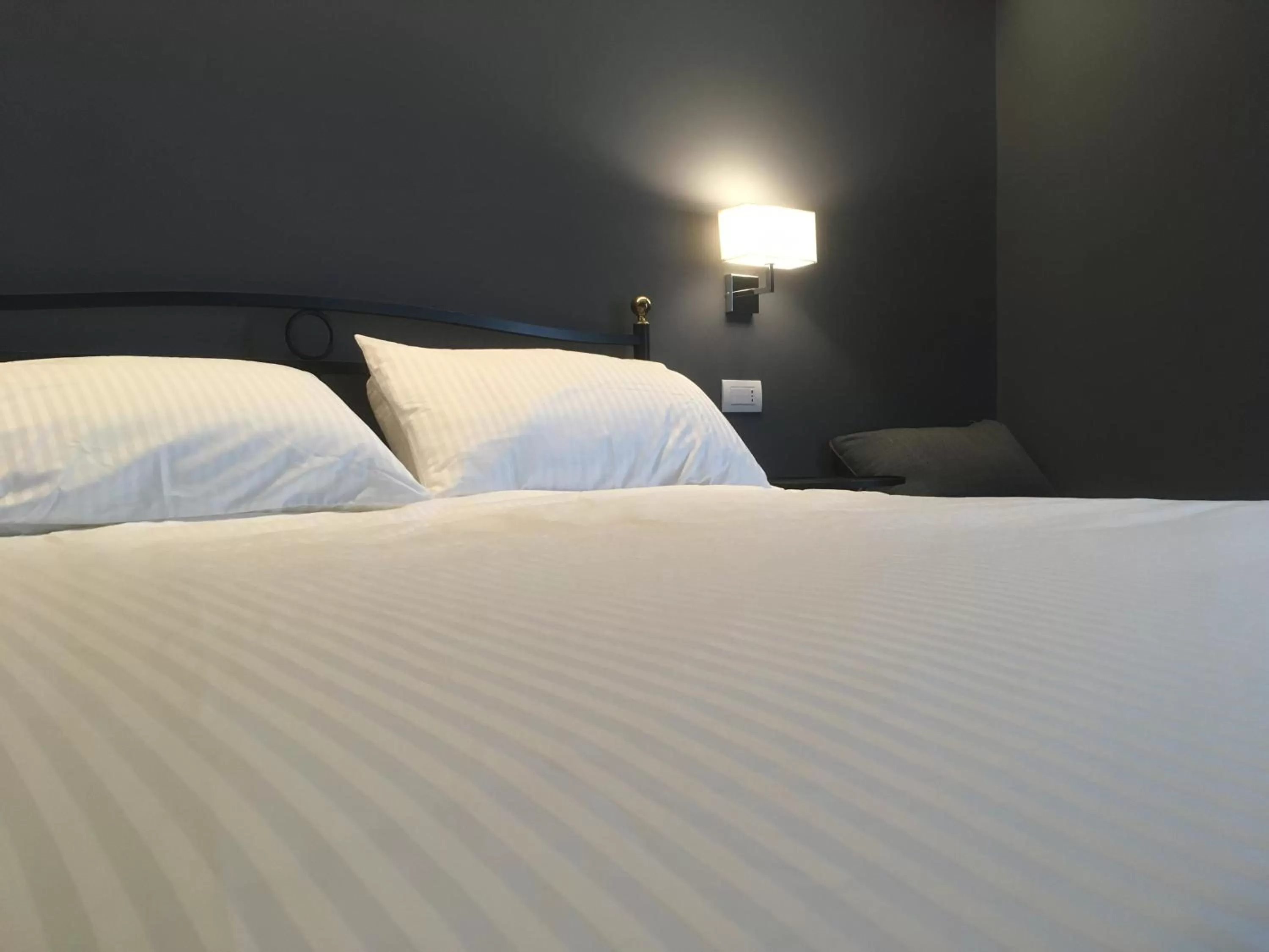 Decorative detail, Bed in Robin Rooms