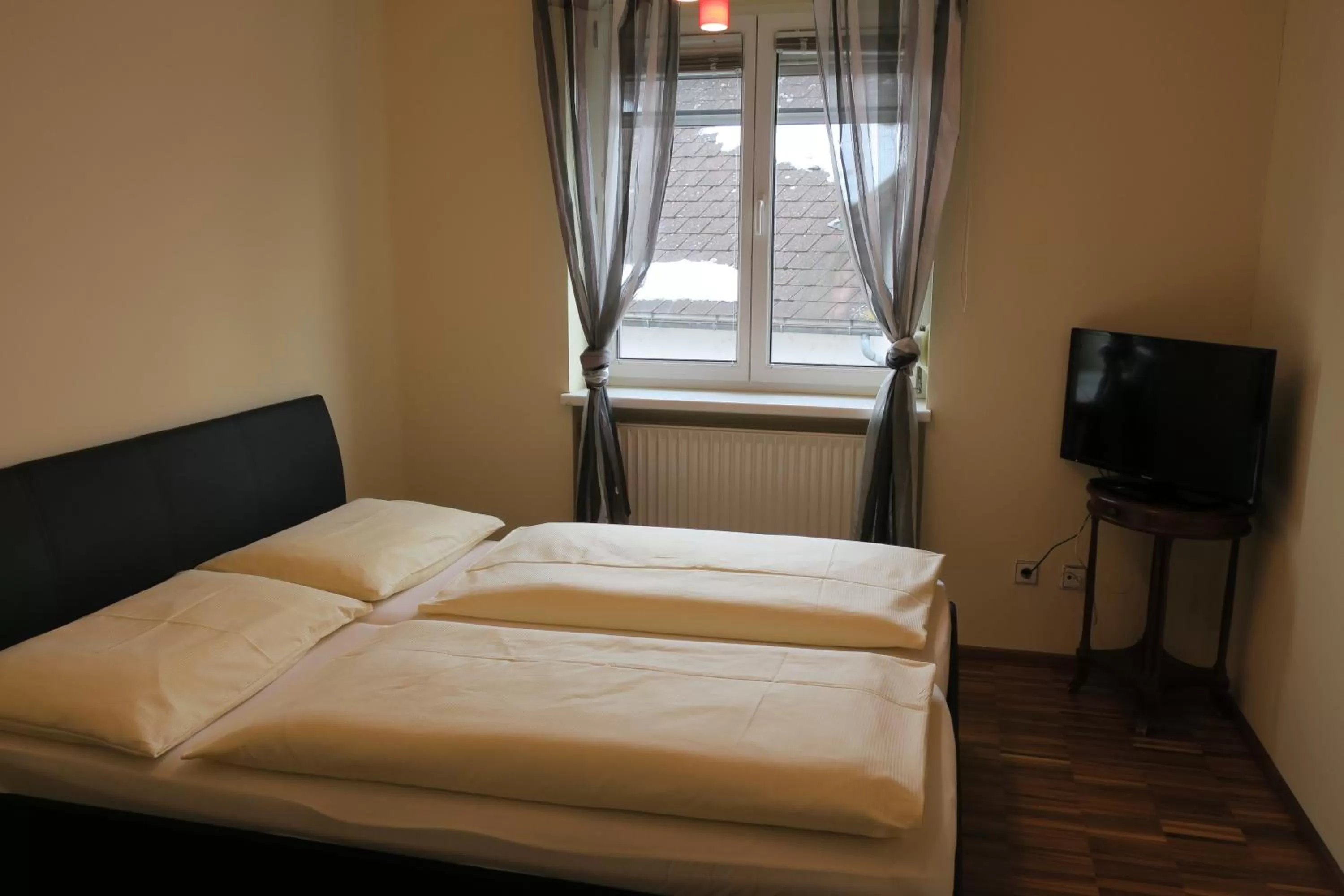 Photo of the whole room, Bed in Hotel Restaurant Böck "Roter Hahn"