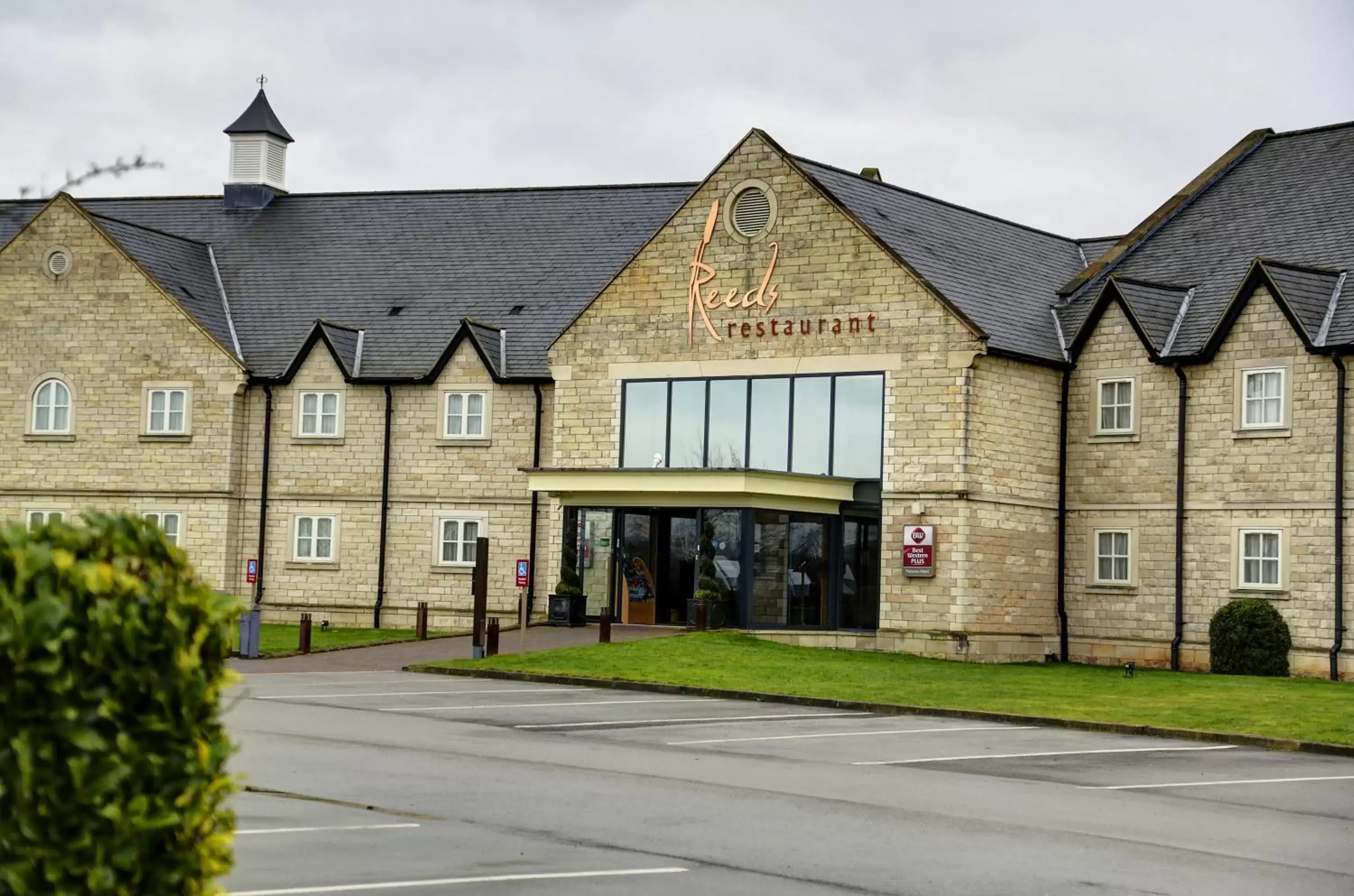 Facade/entrance, Property Building in Best Western Plus Pastures Hotel