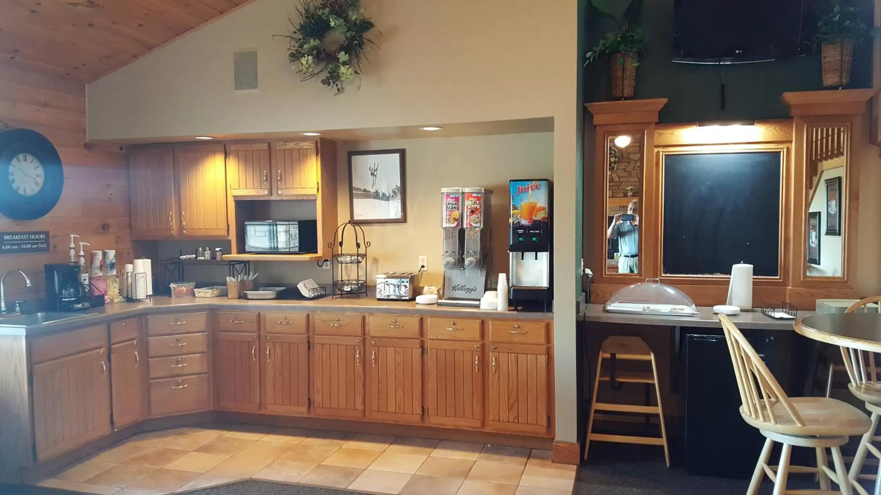 Restaurant/places to eat, Kitchen/Kitchenette in Motel 6 Norway, MI