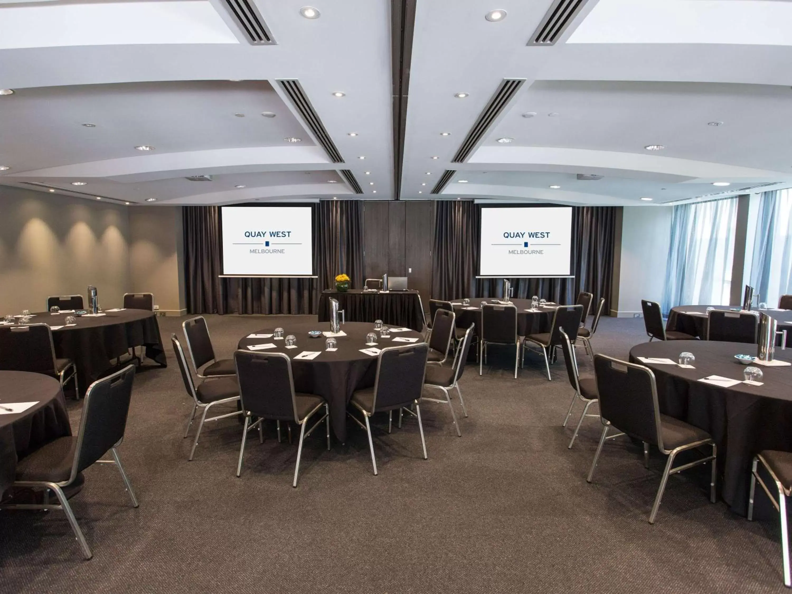 Meeting/conference room, Restaurant/Places to Eat in Quay West Suites Melbourne