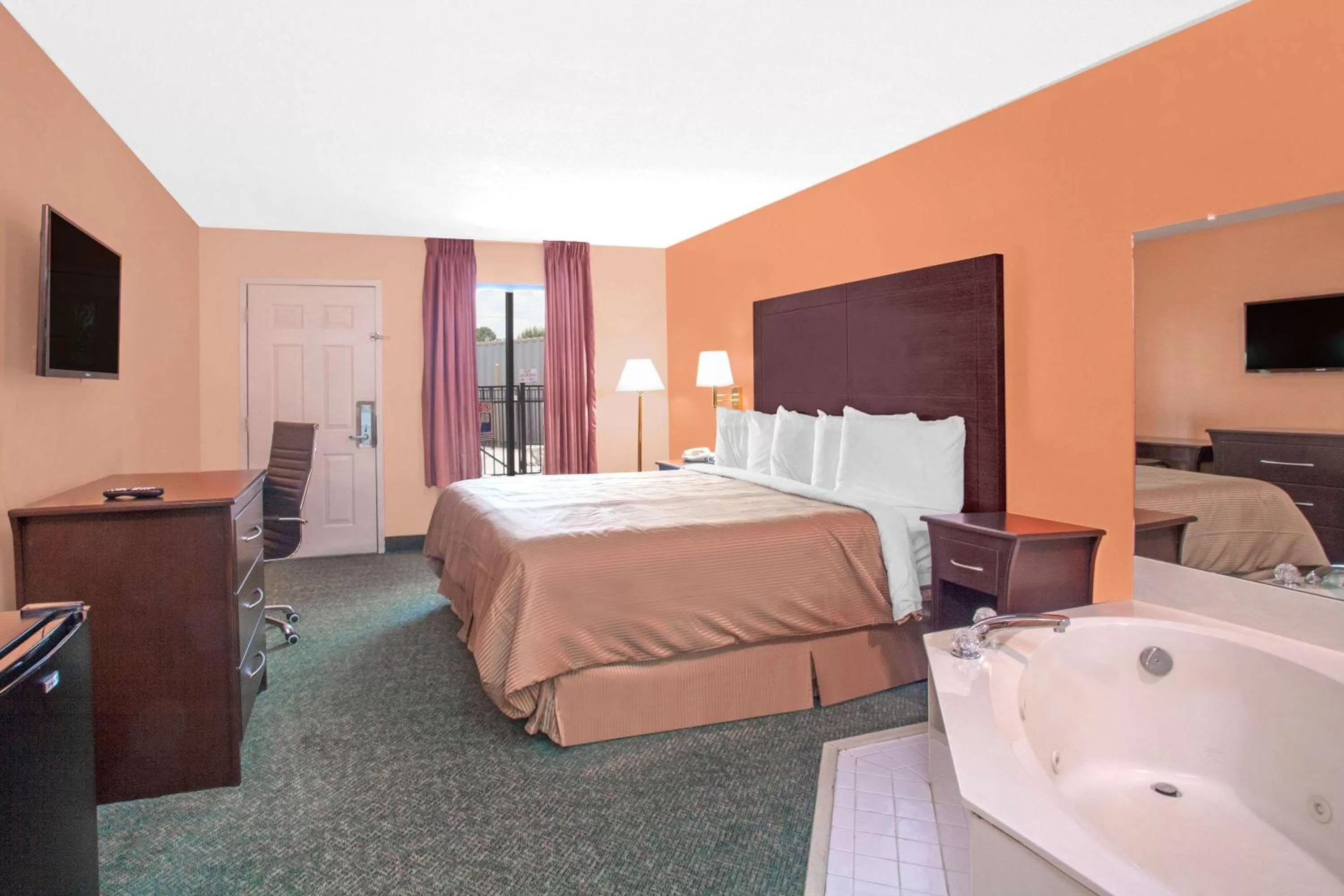 Photo of the whole room, Bed in Days Inn by Wyndham Moulton