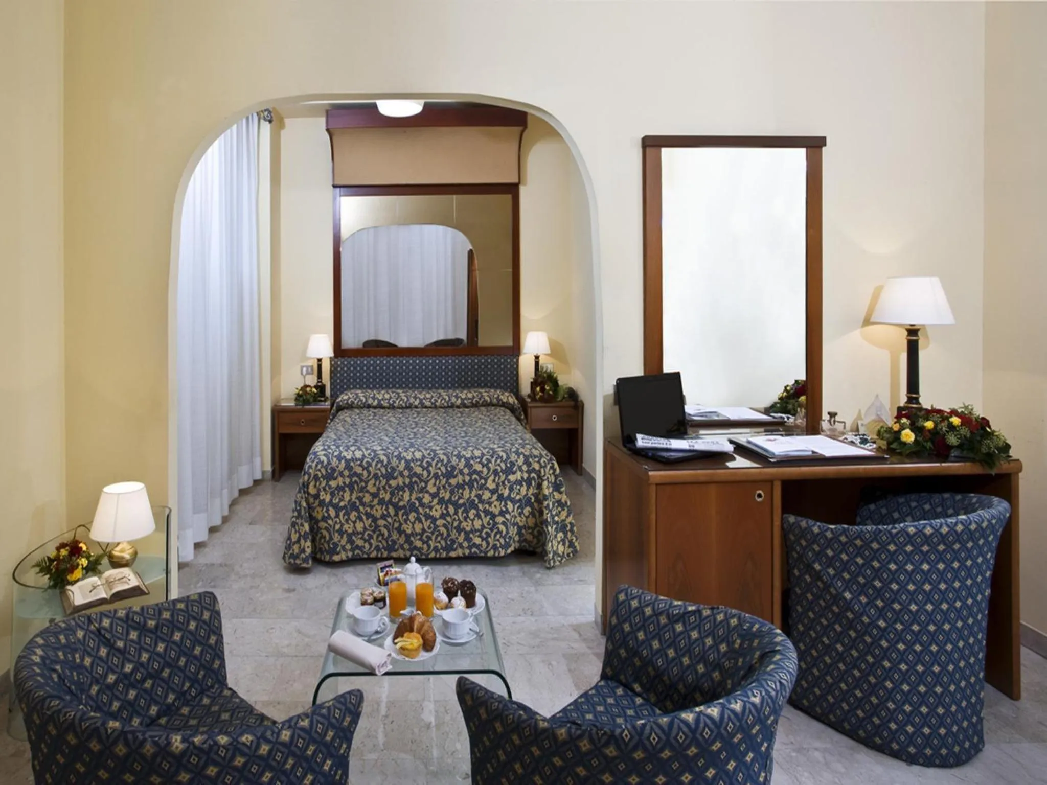 Photo of the whole room, Bed in Hotel Savoy