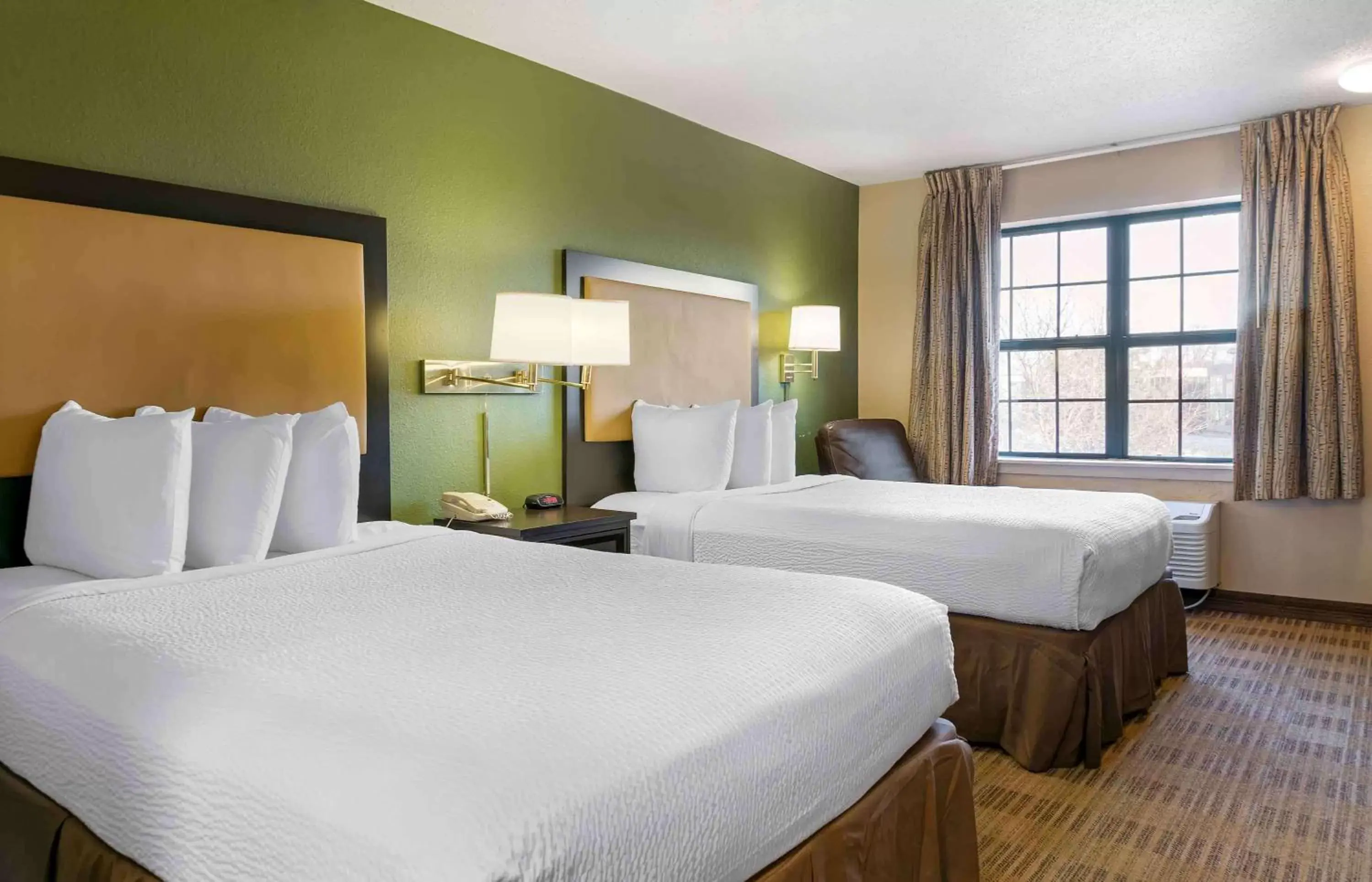 Bedroom, Bed in Extended Stay America Suites - Detroit - Farmington Hills