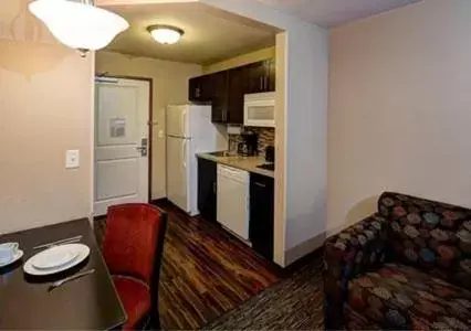 Kitchen or kitchenette, Kitchen/Kitchenette in MainStay Suites Rapid City