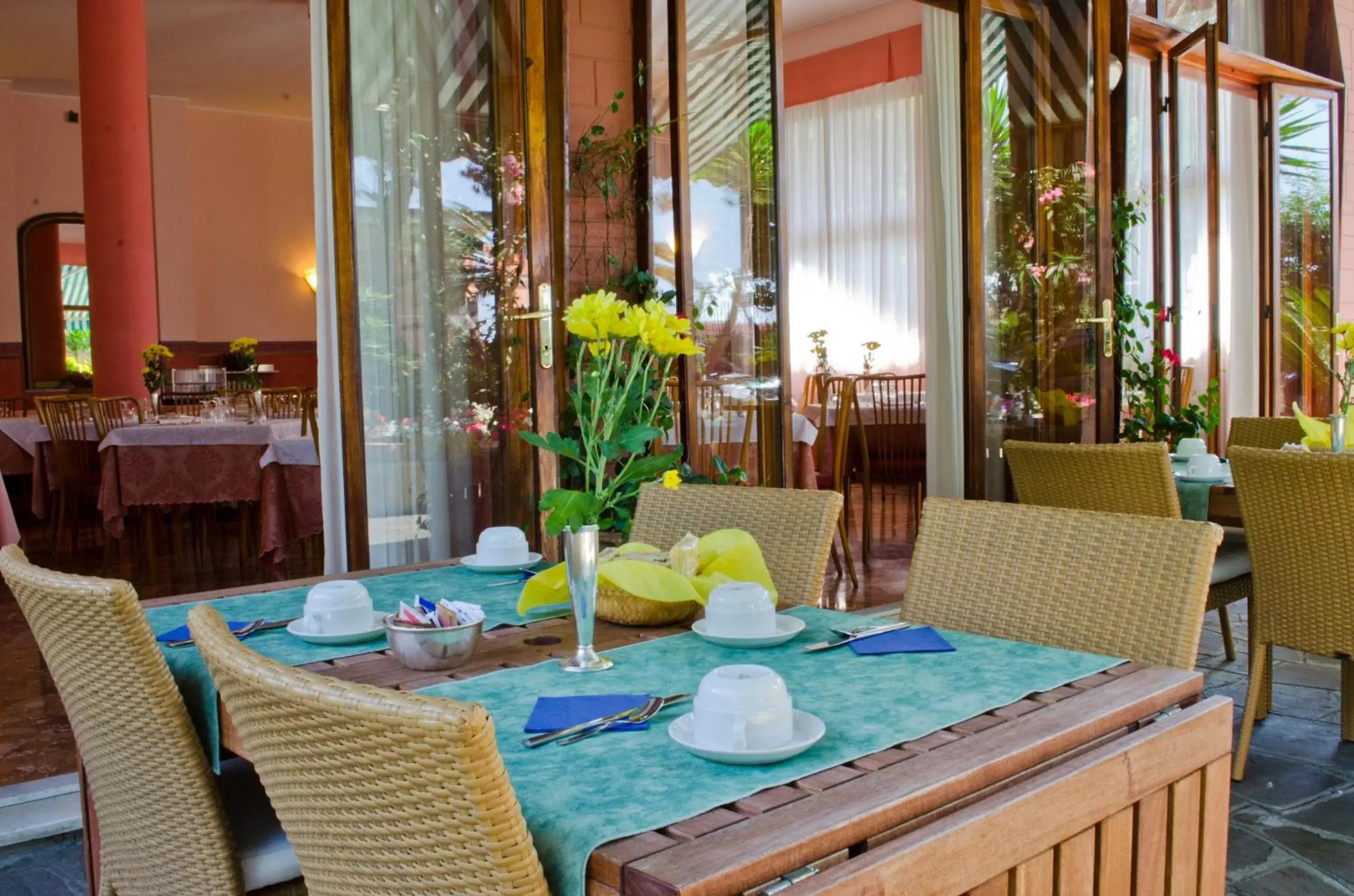 Garden, Restaurant/Places to Eat in Hotel Esperia