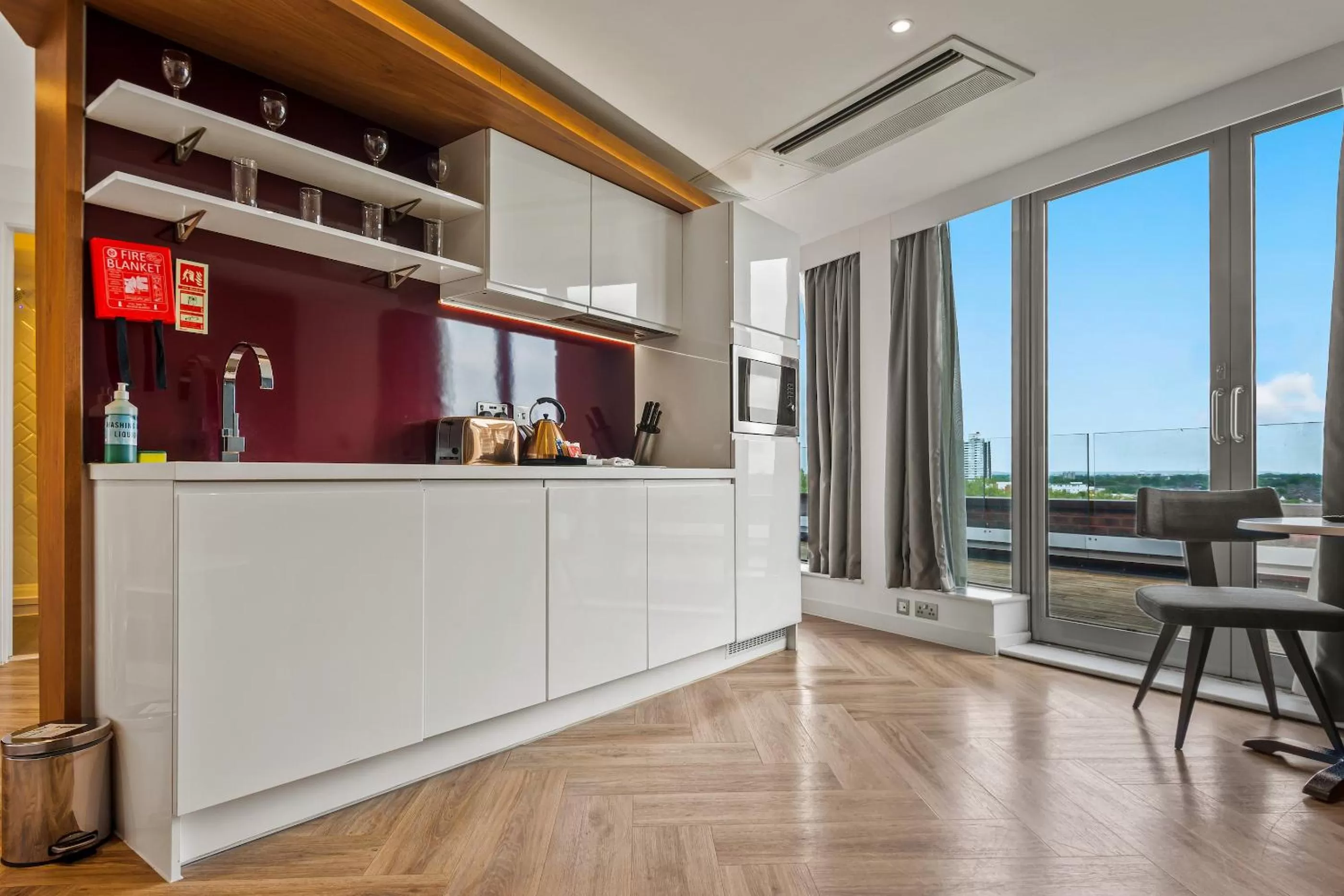 Kitchen or kitchenette in Roomzzz London Stratford