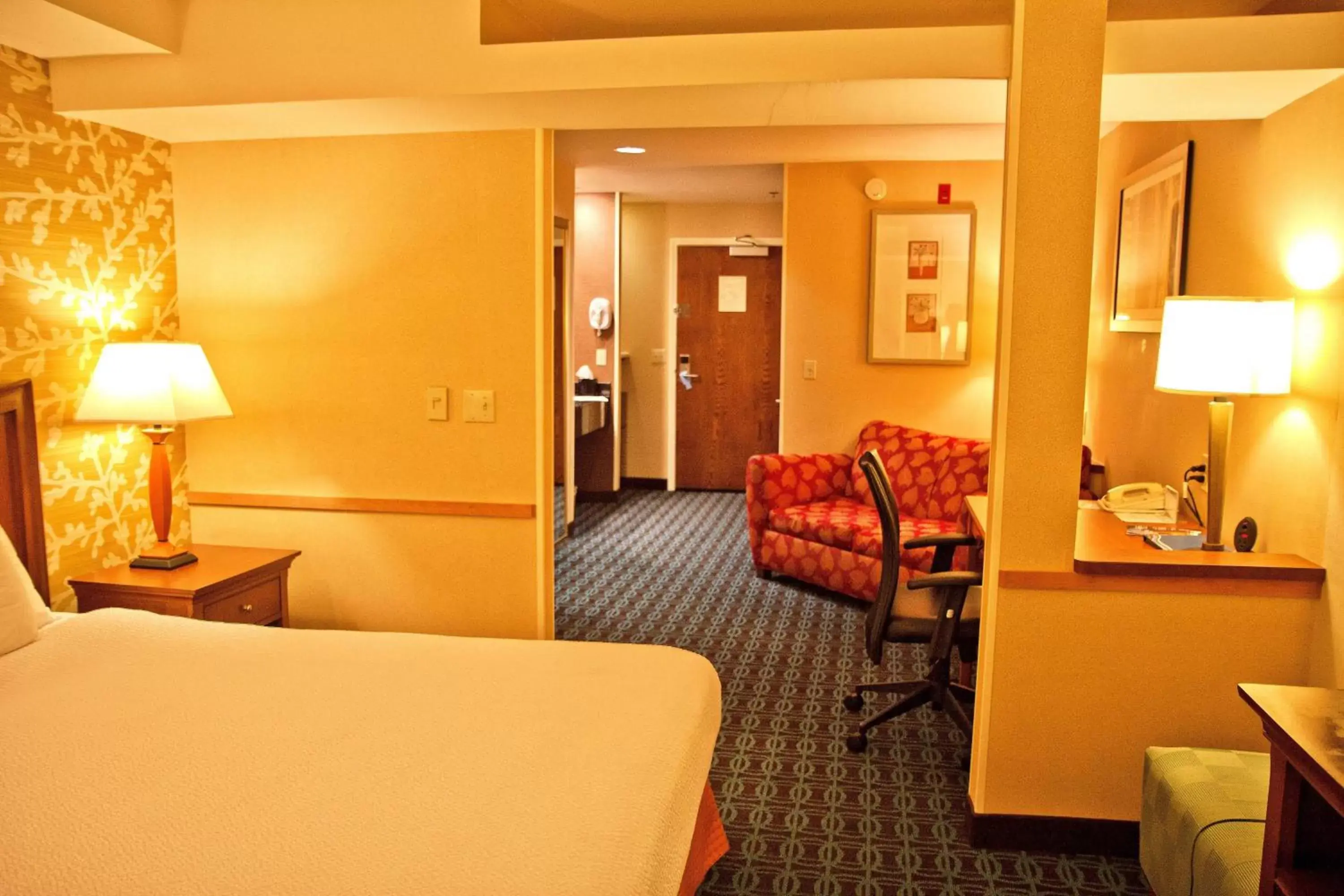 Photo of the whole room, Seating Area in Fairfield Inn & Suites Modesto