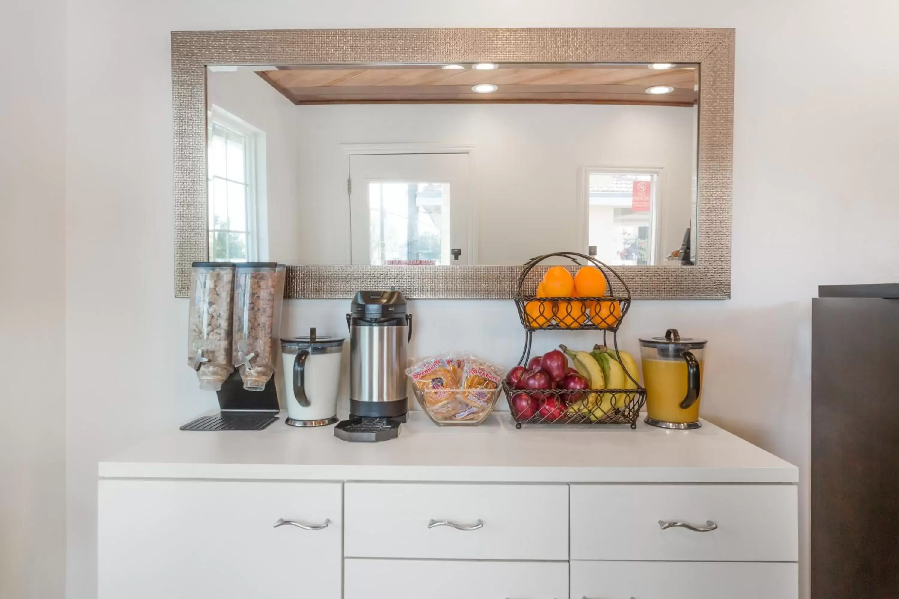 Area and facilities, Kitchen/Kitchenette in Howard Johnson By Wyndham Berkeley