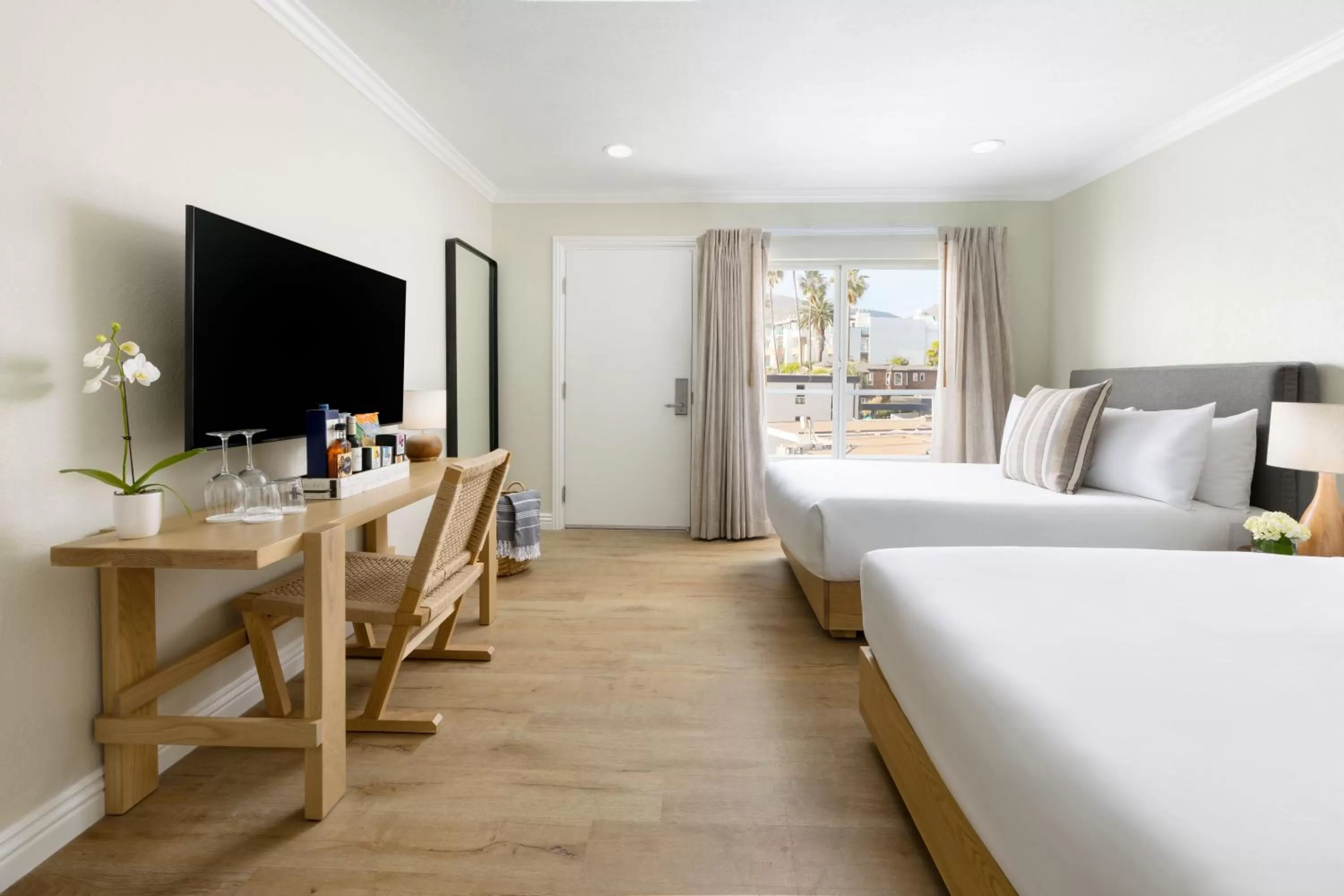 Photo of the whole room, Bed in Pacific Edge Hotel on Laguna Beach