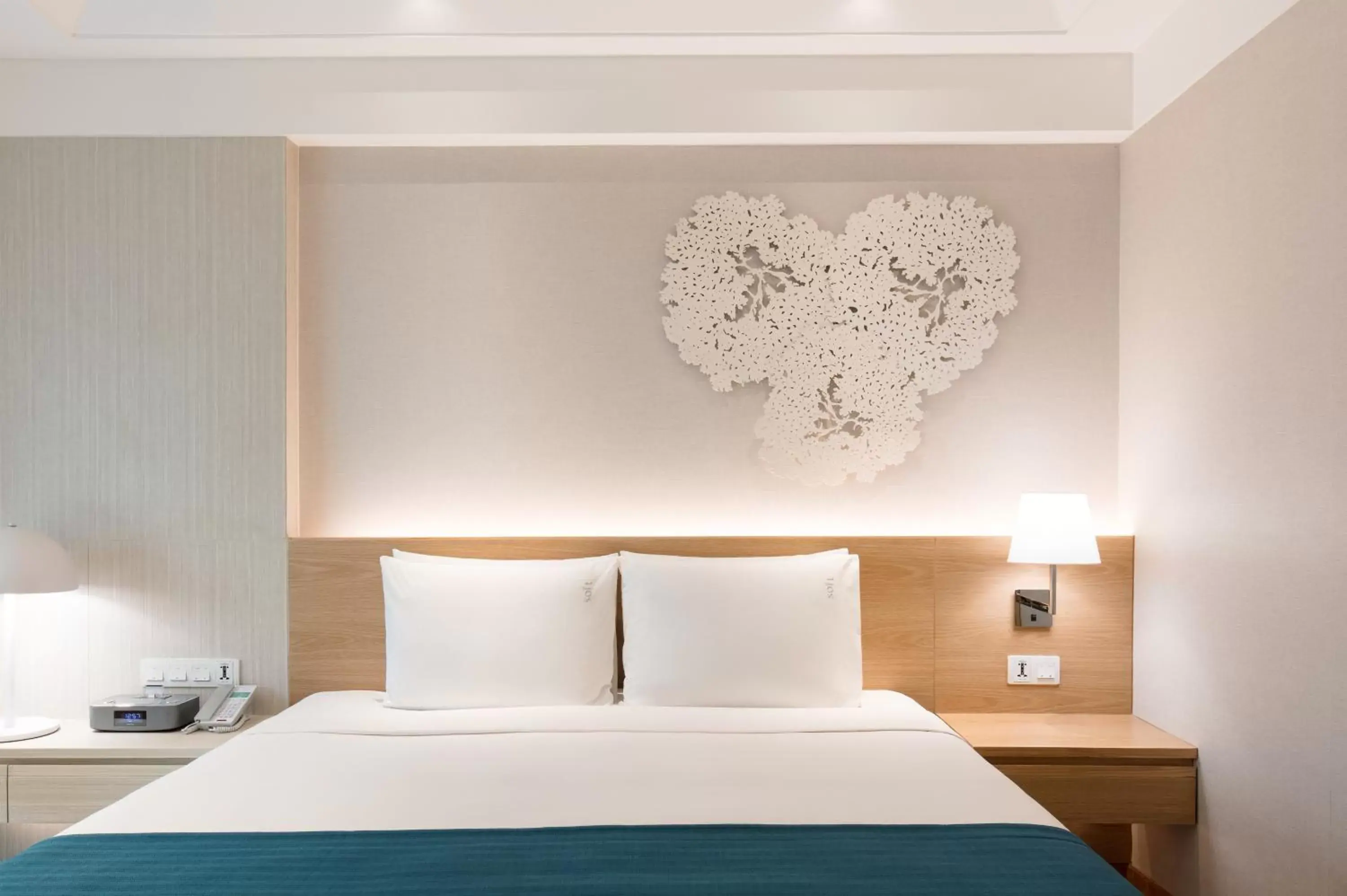 Bed in Holiday Inn Bangkok, an IHG Hotel