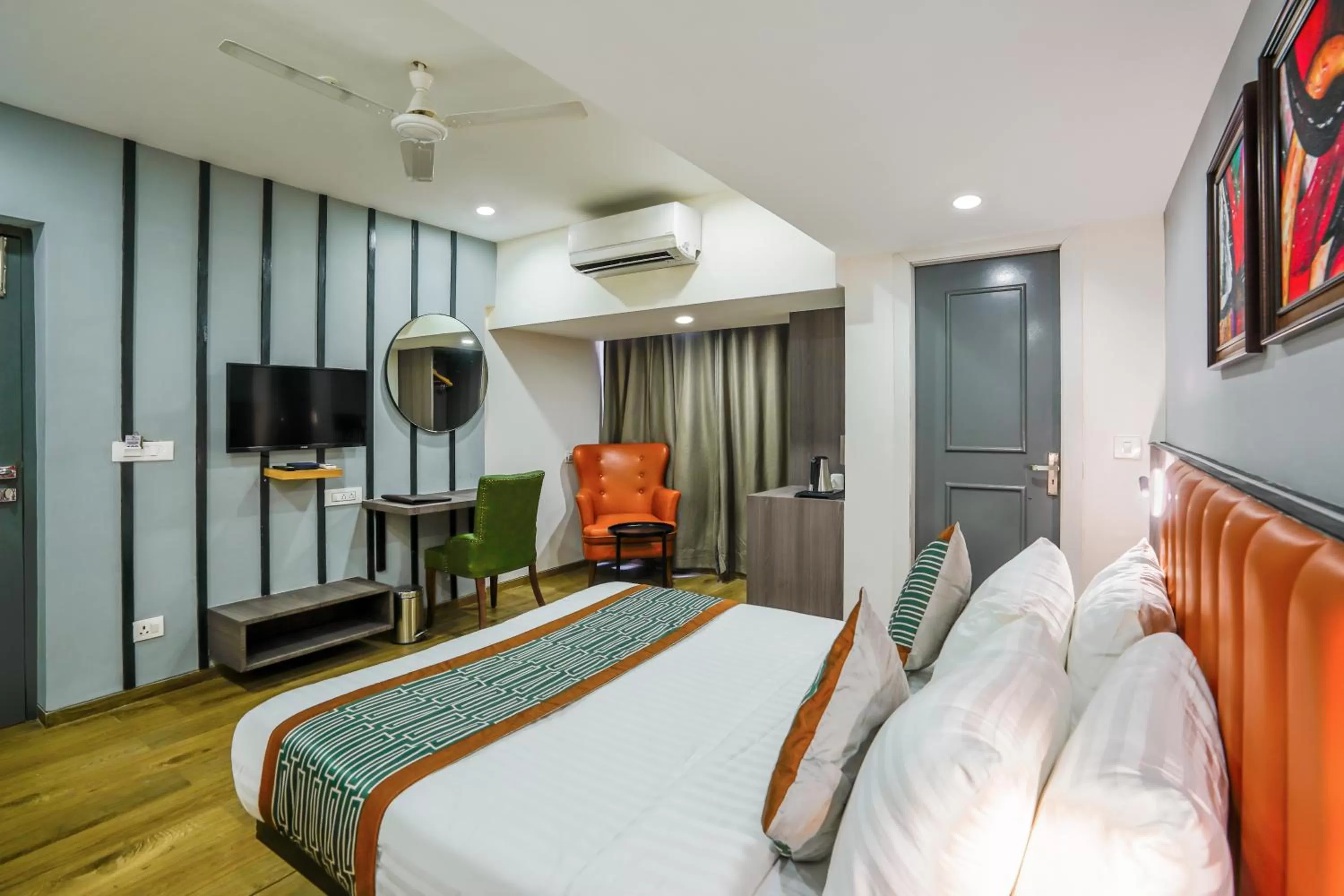 TV and multimedia, Bed in Apex Beacon Hotel, Mumbai