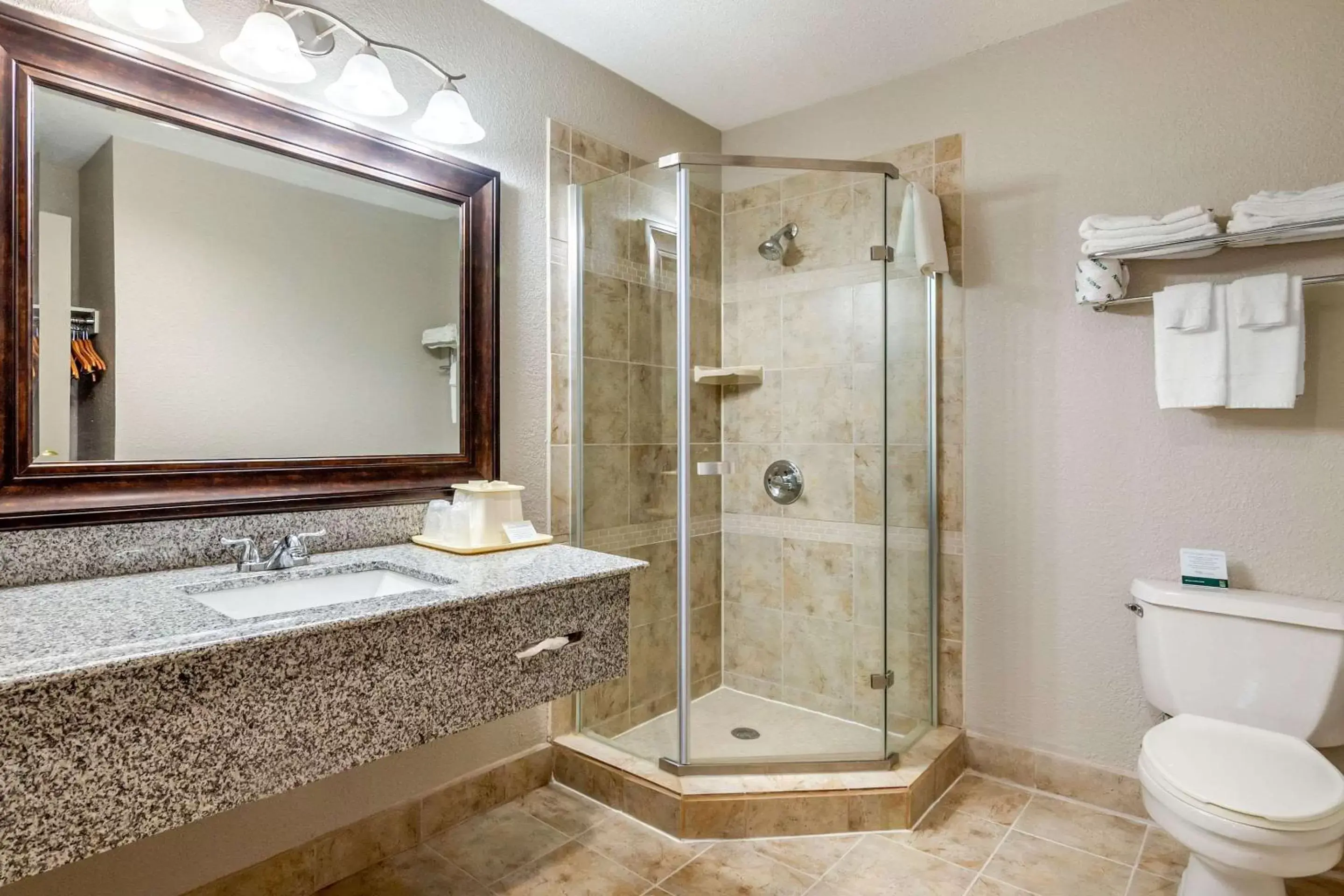 Photo of the whole room, Bathroom in Quality Suites Kansas City International Airport