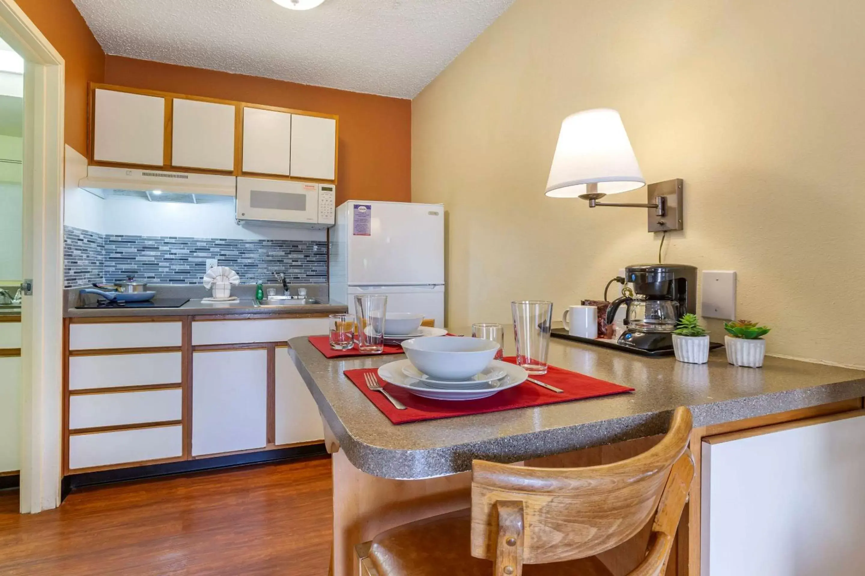 Kitchen or kitchenette, Kitchen/Kitchenette in Suburban Studios