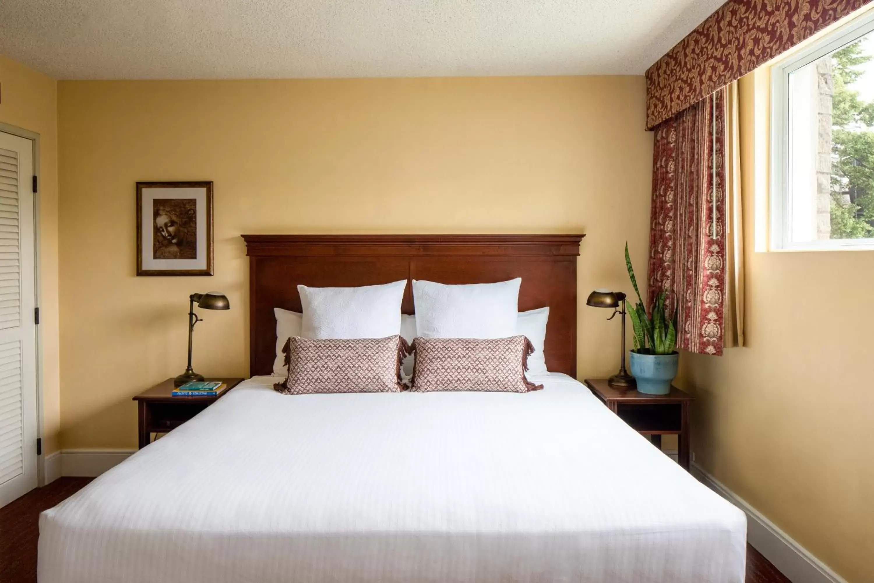 Bed in Park Lane Suites & Inn