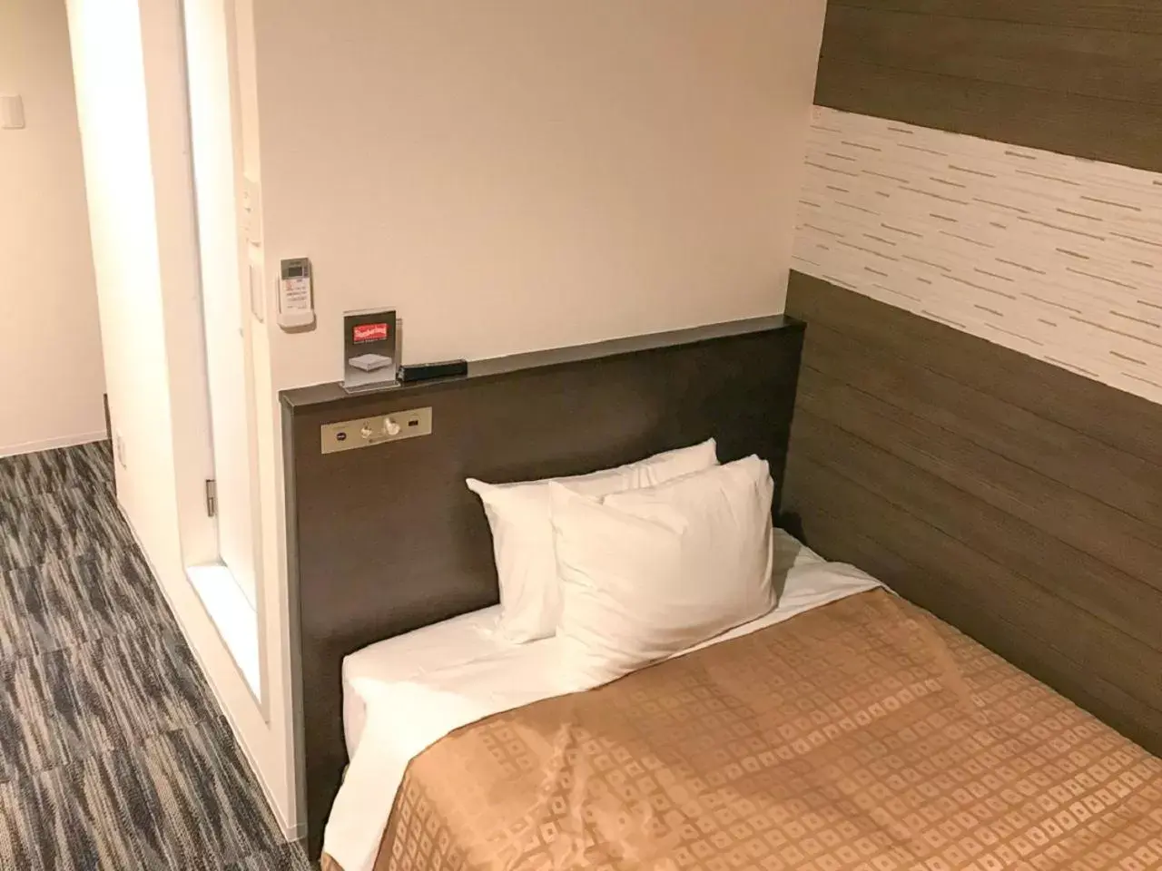 Double Room with Small Double Bed - single occupancy - Smoking in HOTEL LiVEMAX Takamatsu Eki Mae Double Room with Small Double Bed - single occupancy - Smoking in HOTEL LiVEMAX Takamatsu Eki Mae