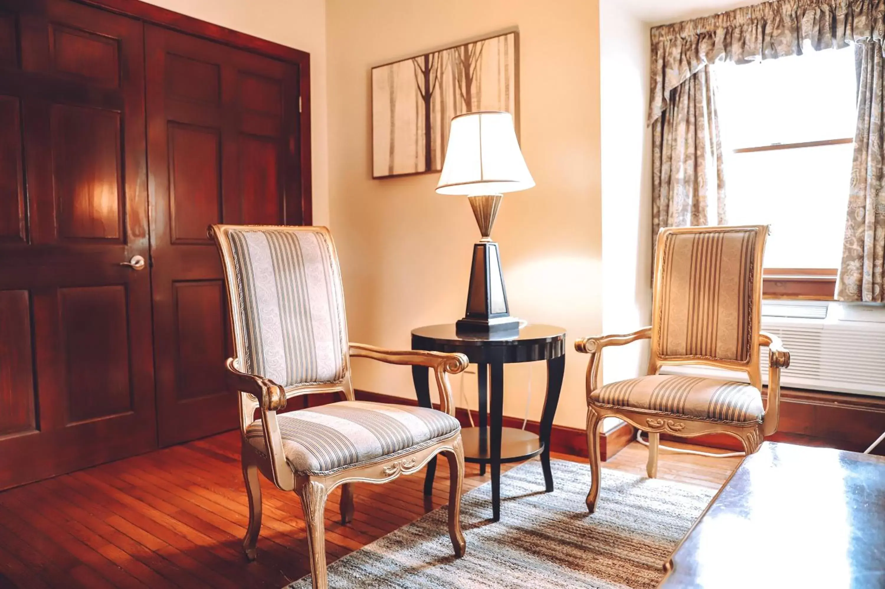 Seating Area in Tom Quick Inn