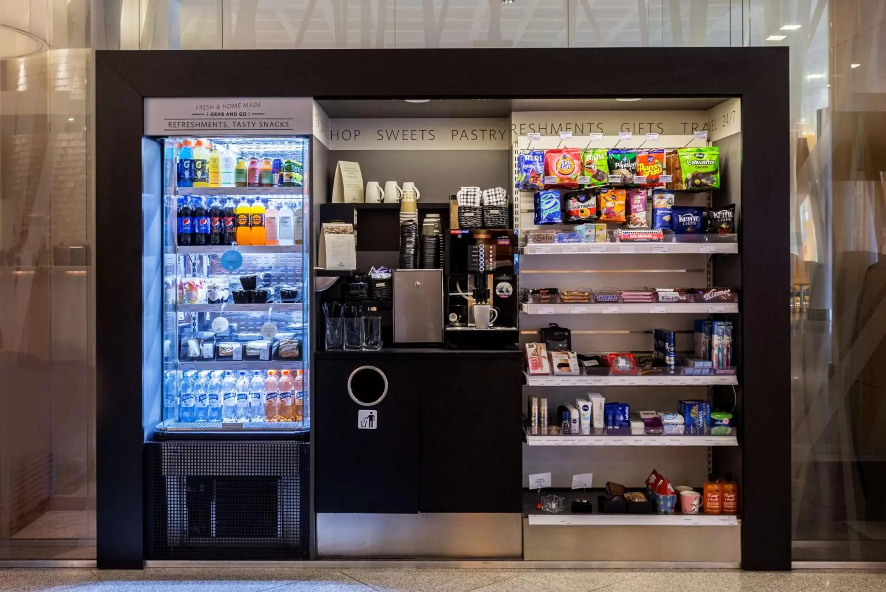 Lobby or reception, Supermarket/Shops in Hilton Helsinki Airport