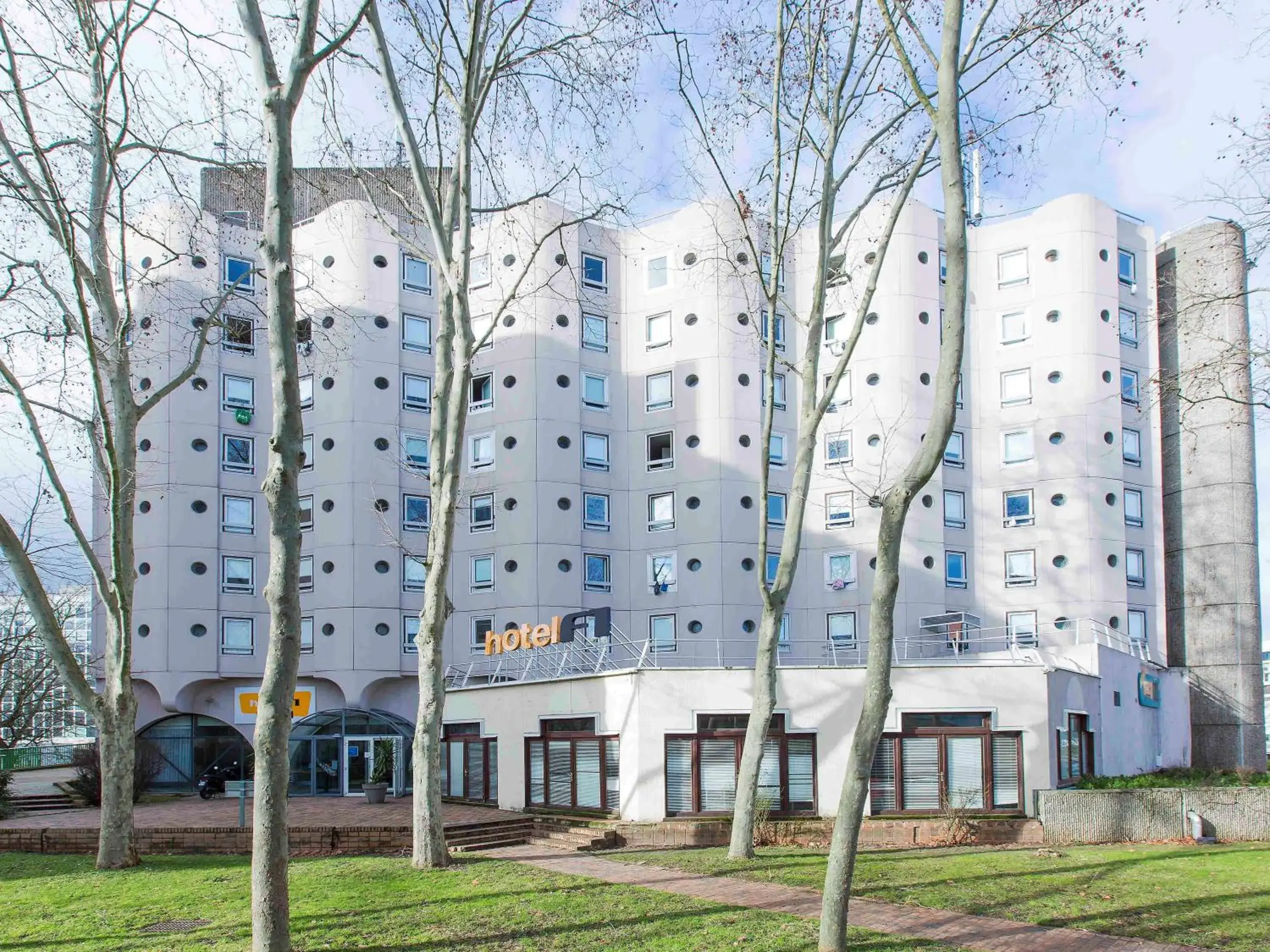 Property Building in hotelF1 Cergy