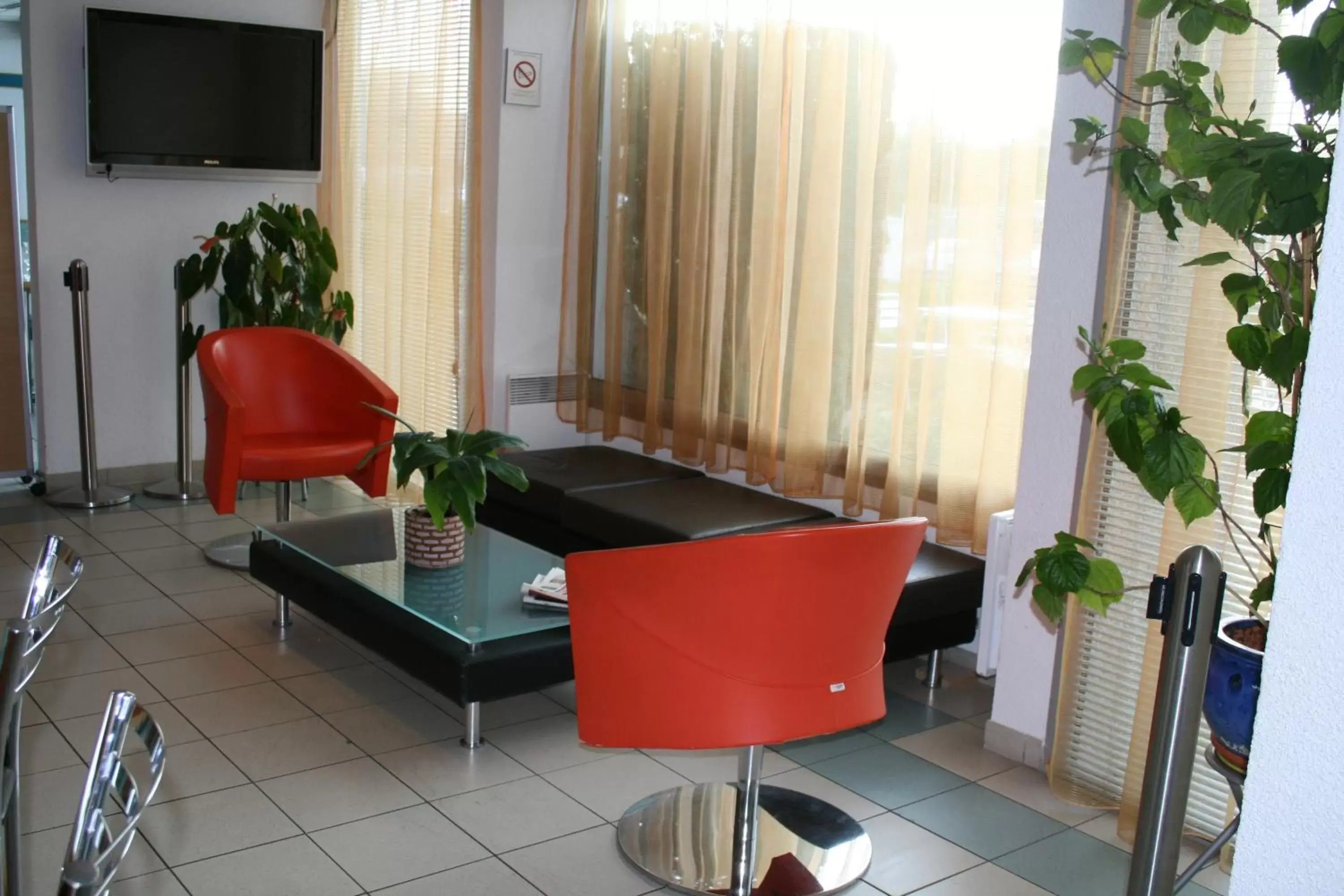 Lounge or bar, Seating Area in ibis Budget Thiers