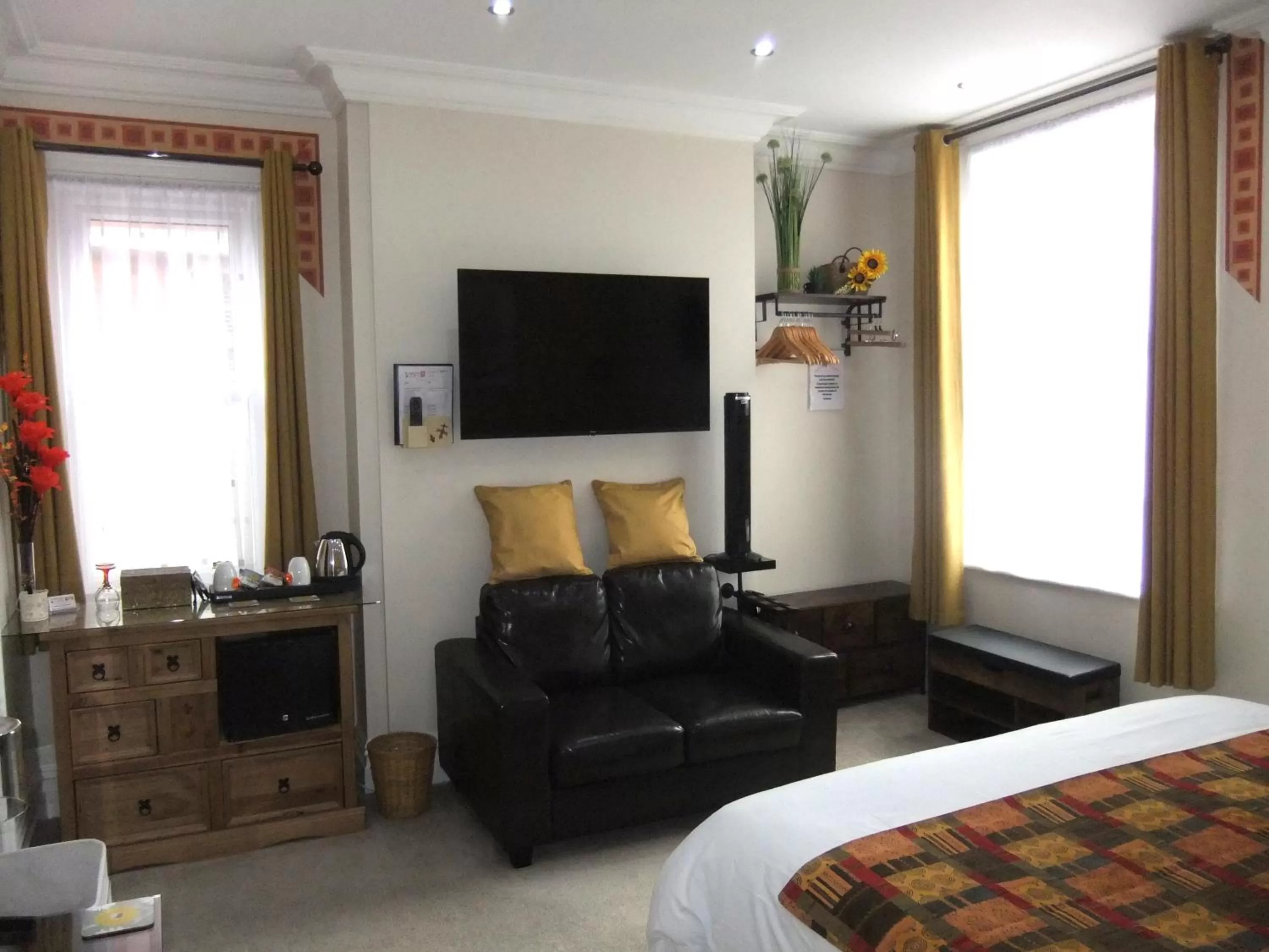 Photo of the whole room, TV/Entertainment Center in FourRooms - Couples Only