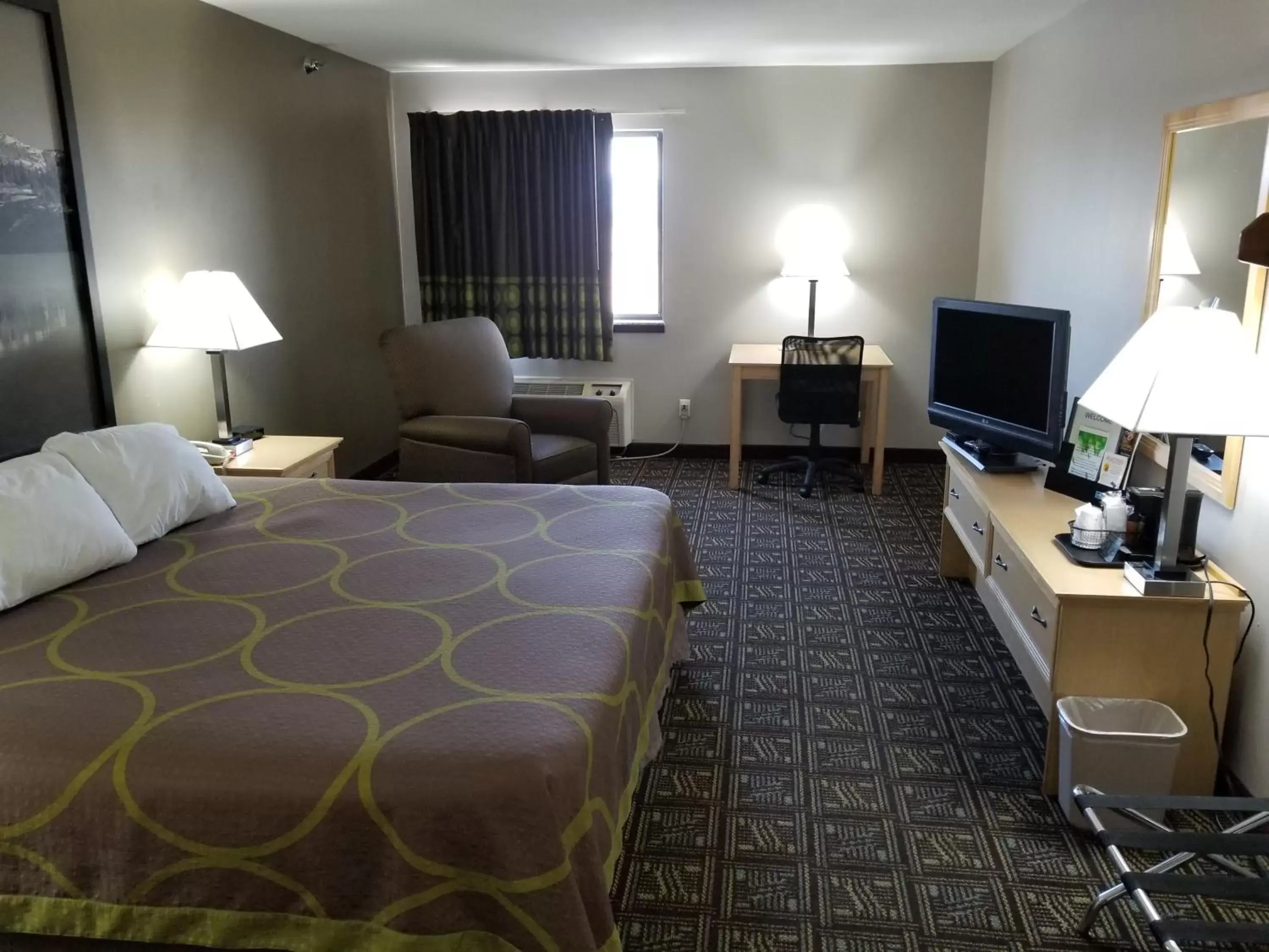 Photo of the whole room, Bed in Super 8 by Wyndham Fort Collins