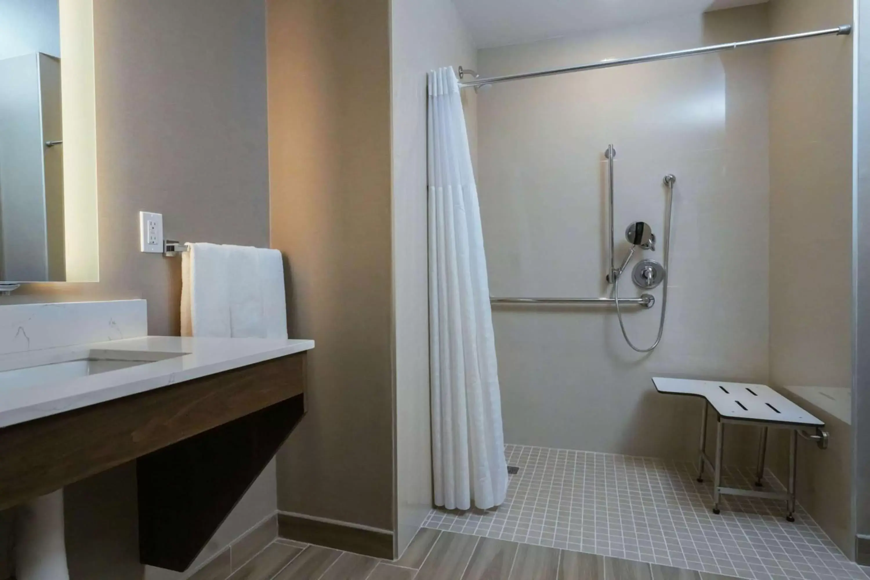 Shower, Bathroom in La Quinta Inn & Suites by Wyndham Santa Cruz