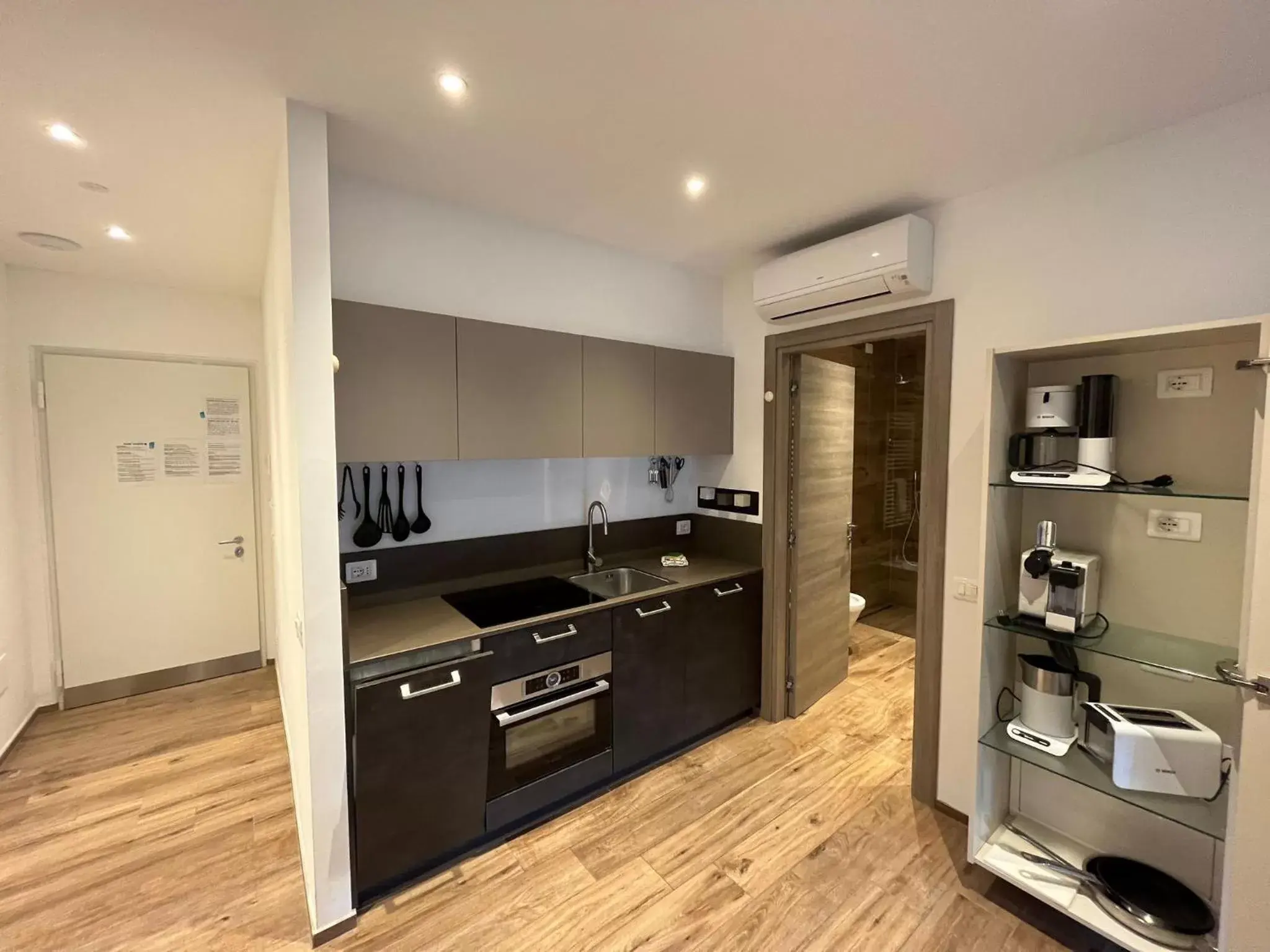 Living room, Kitchen/Kitchenette in Riva Lake Lodge