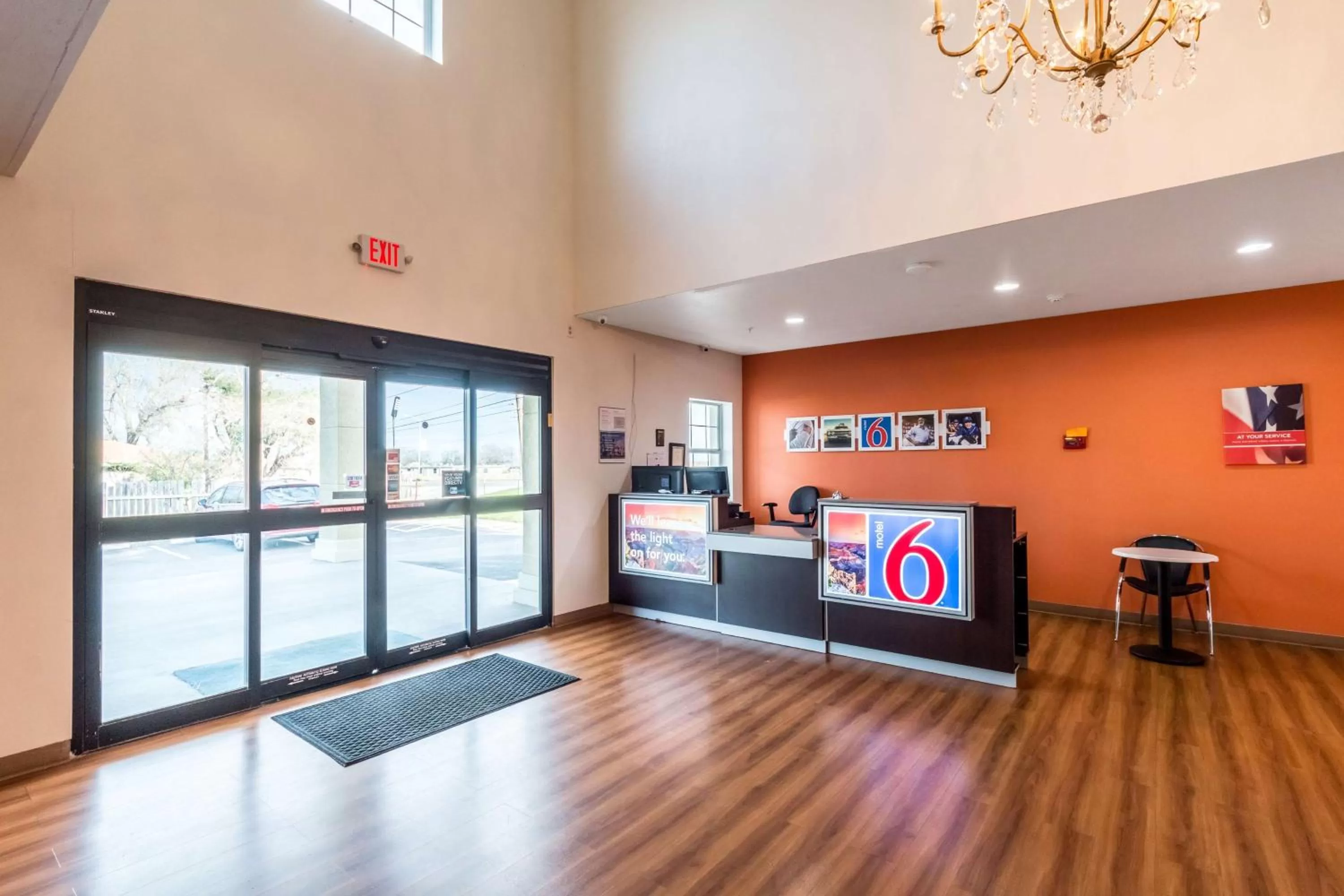 Property logo or sign in Motel 6-Jourdanton, TX