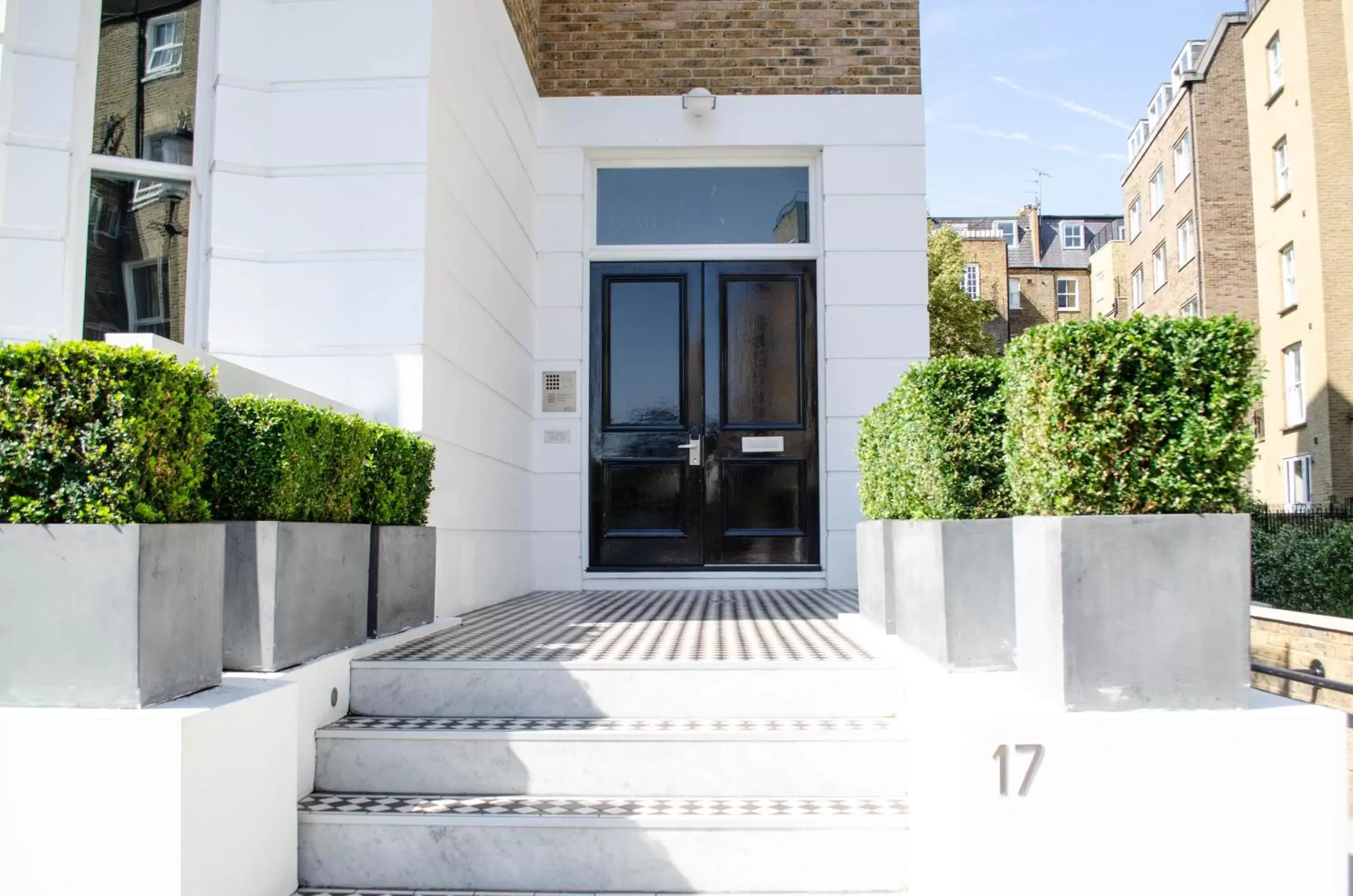 Facade/entrance in Templeton Place by Supercity Aparthotels