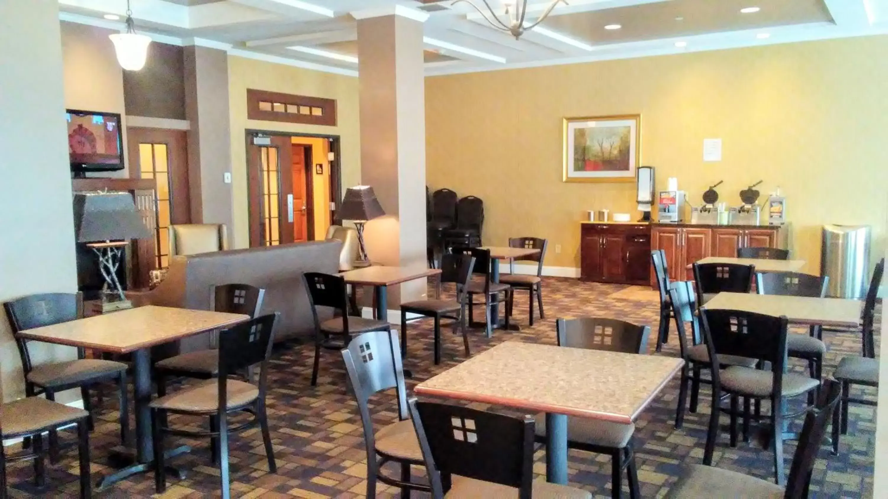Buffet breakfast, Restaurant/Places to Eat in Astoria Hotel & Suites - Glendive