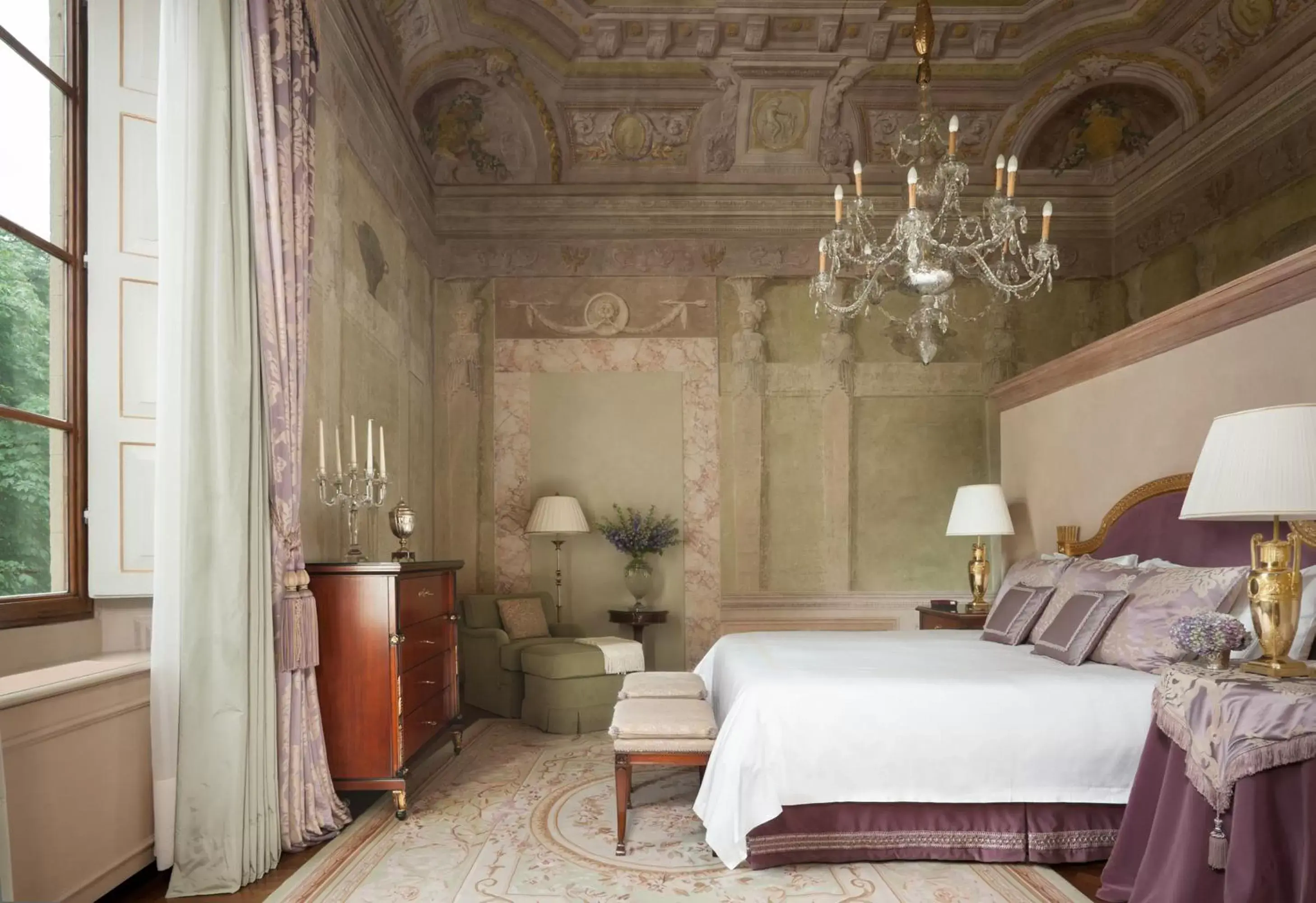Bed in Four Seasons Hotel Firenze