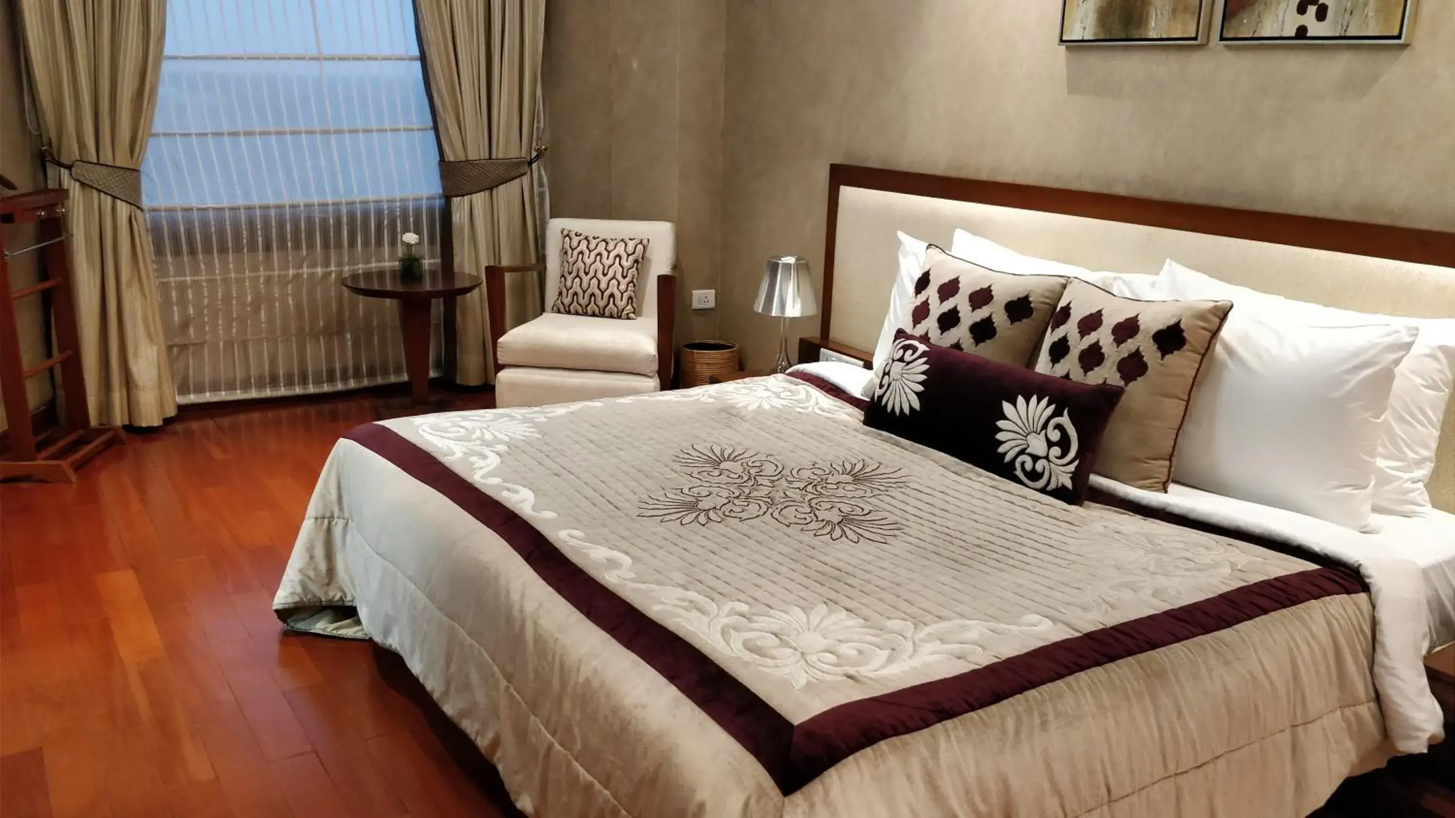 Photo of the whole room, Bed in Jaypee Vasant Continental