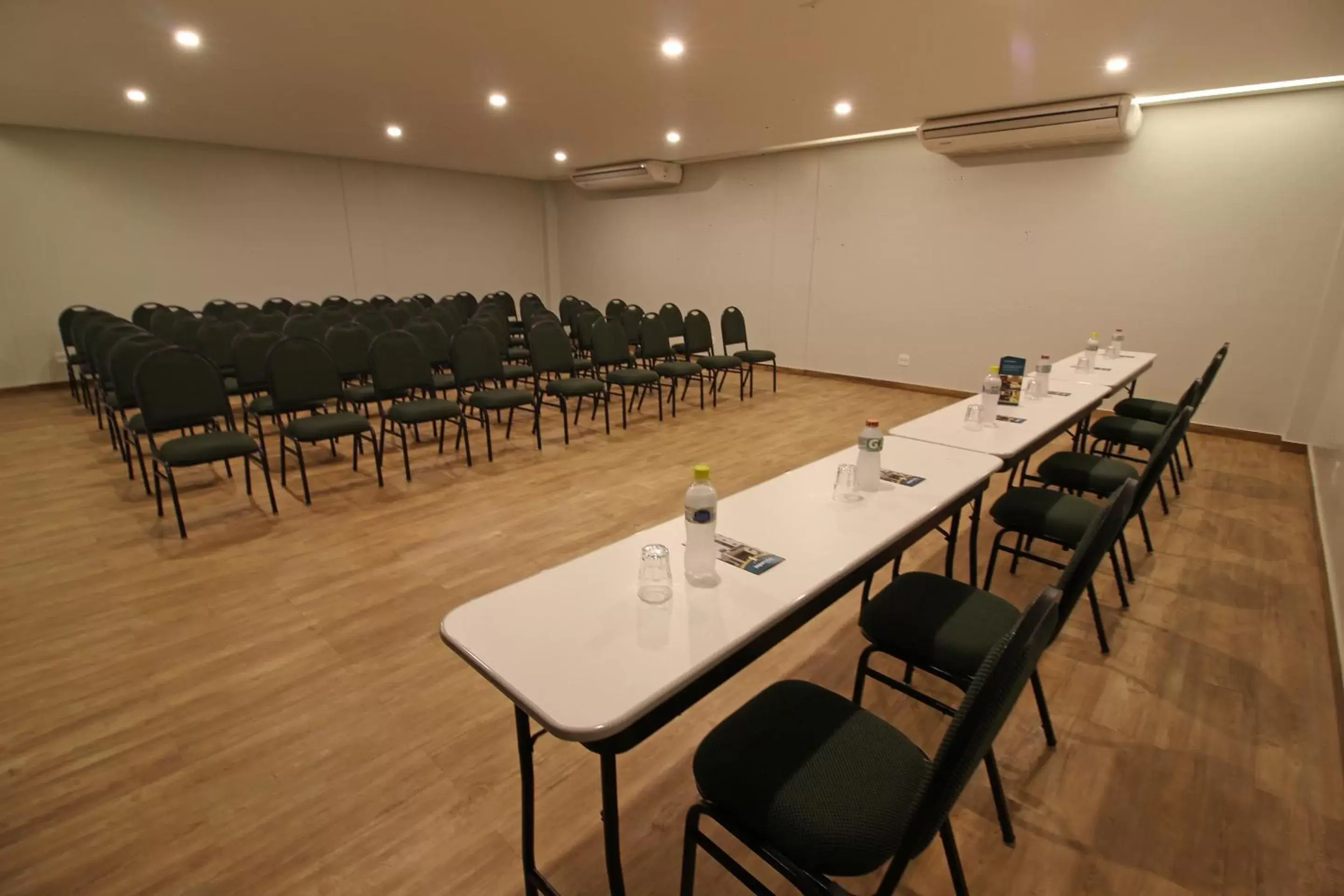 Meeting/conference room in Impar Suites Barao de Cocais