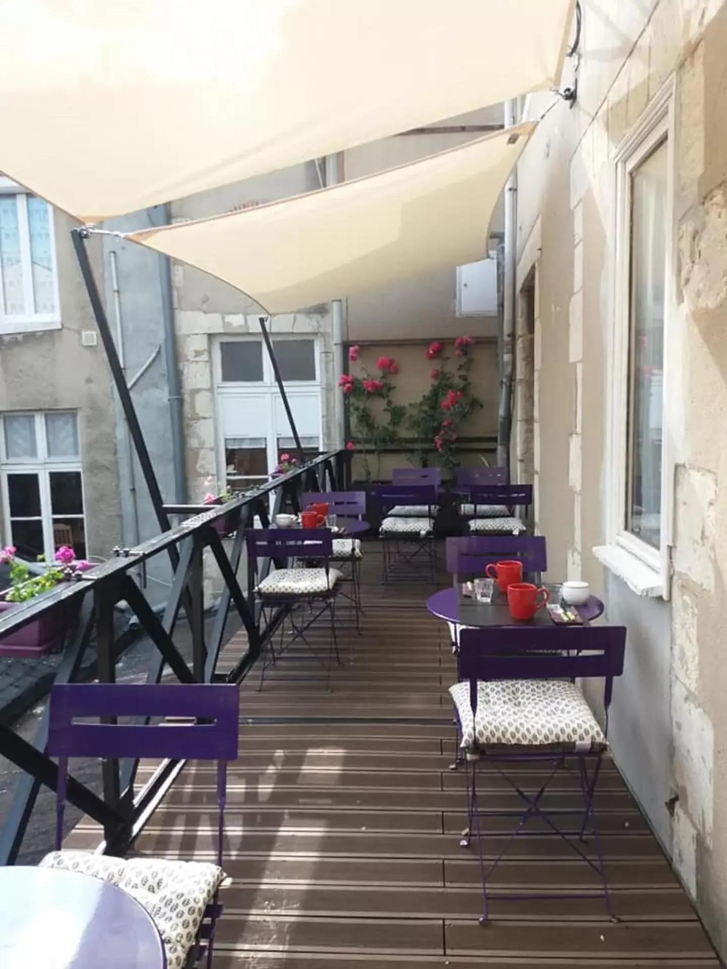 Balcony/Terrace, Restaurant/Places to Eat in Logis Hôtel Central