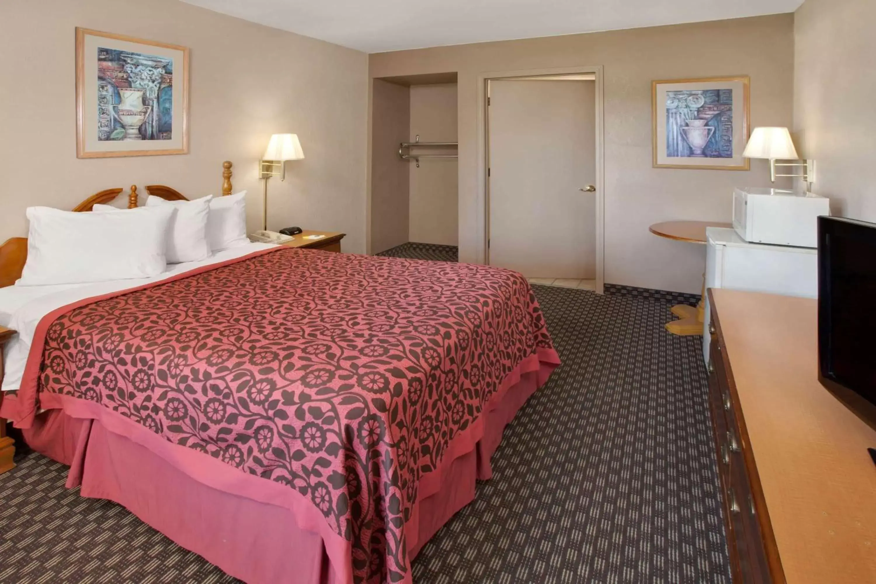 Photo of the whole room, Bed in Days Inn & Suites by Wyndham Kokomo
