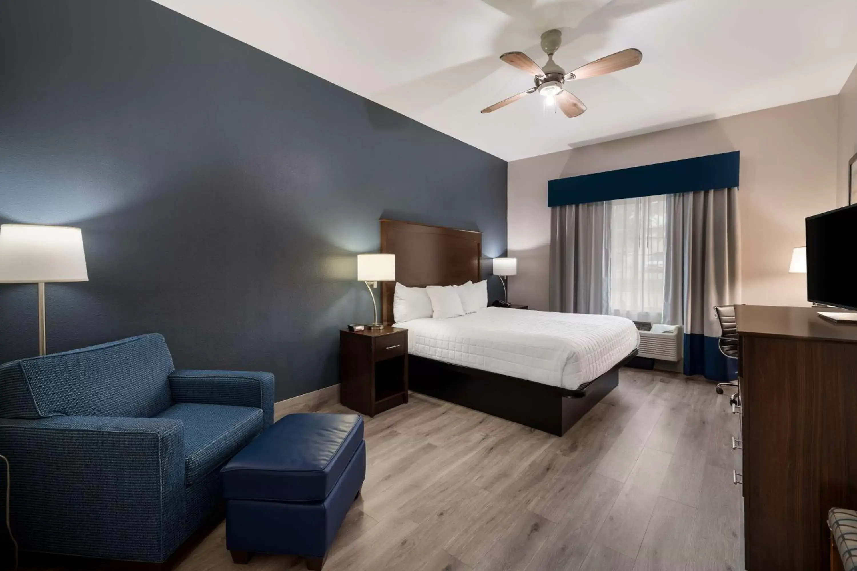 Bedroom in Best Western Plus Lake Dallas Inn & Suites