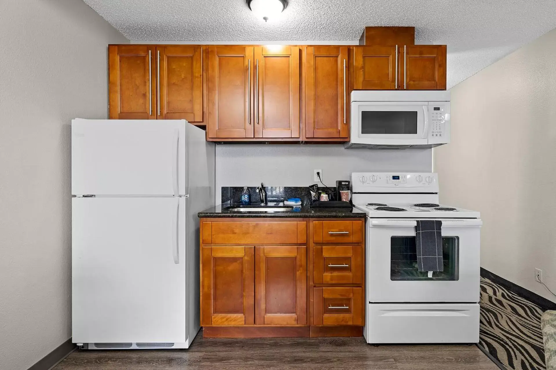 Kitchen/Kitchenette in Astoria Rivershore Motel