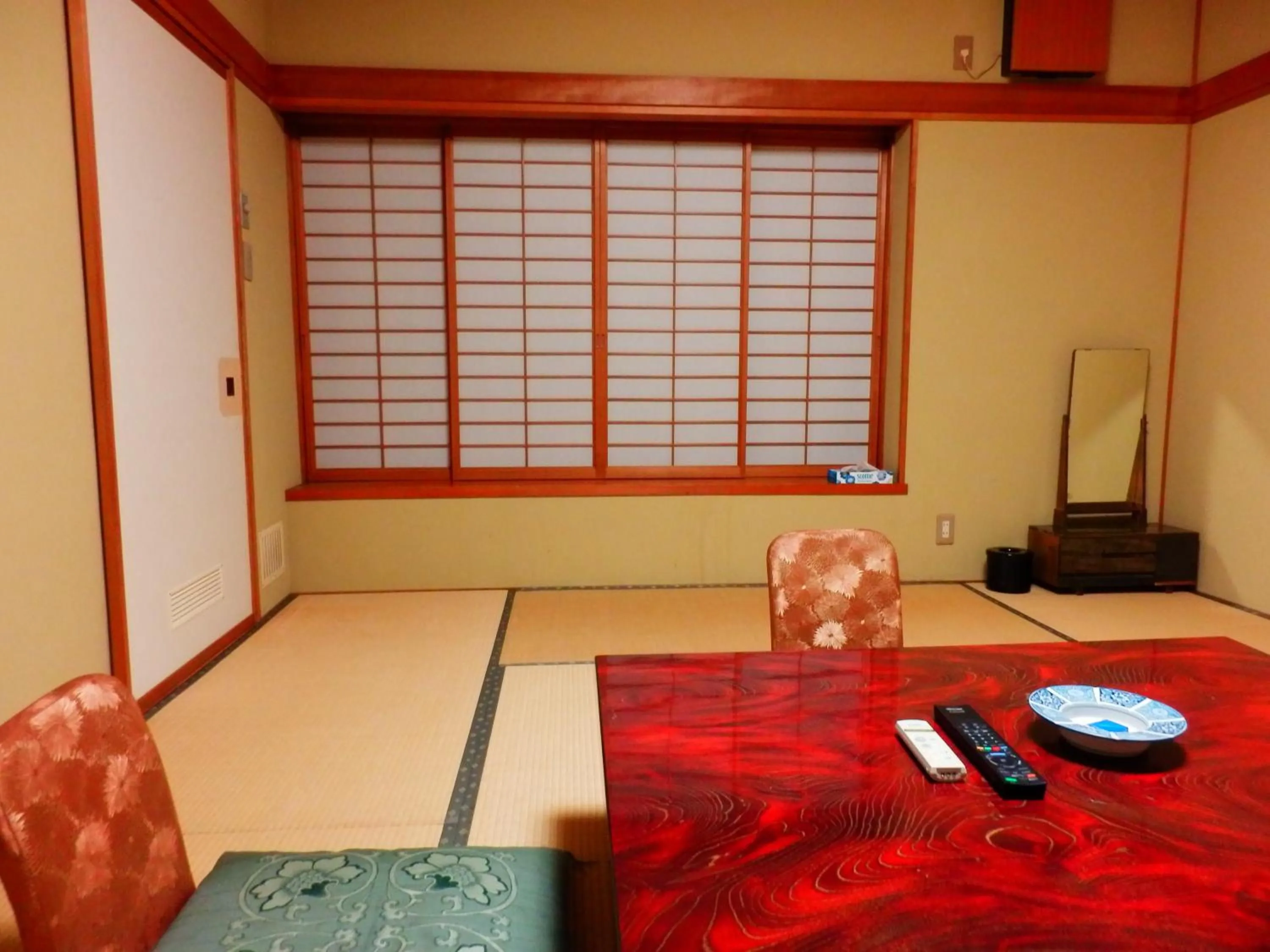 Dining area, Bed in Nakayasu Ryokan