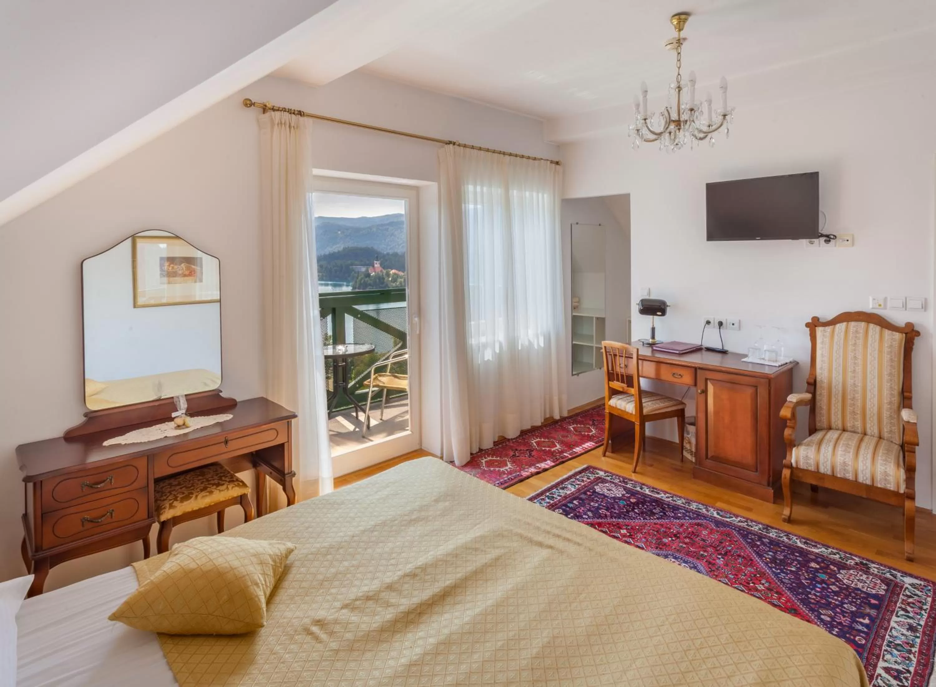 Lake view, Bed in Hotel Triglav