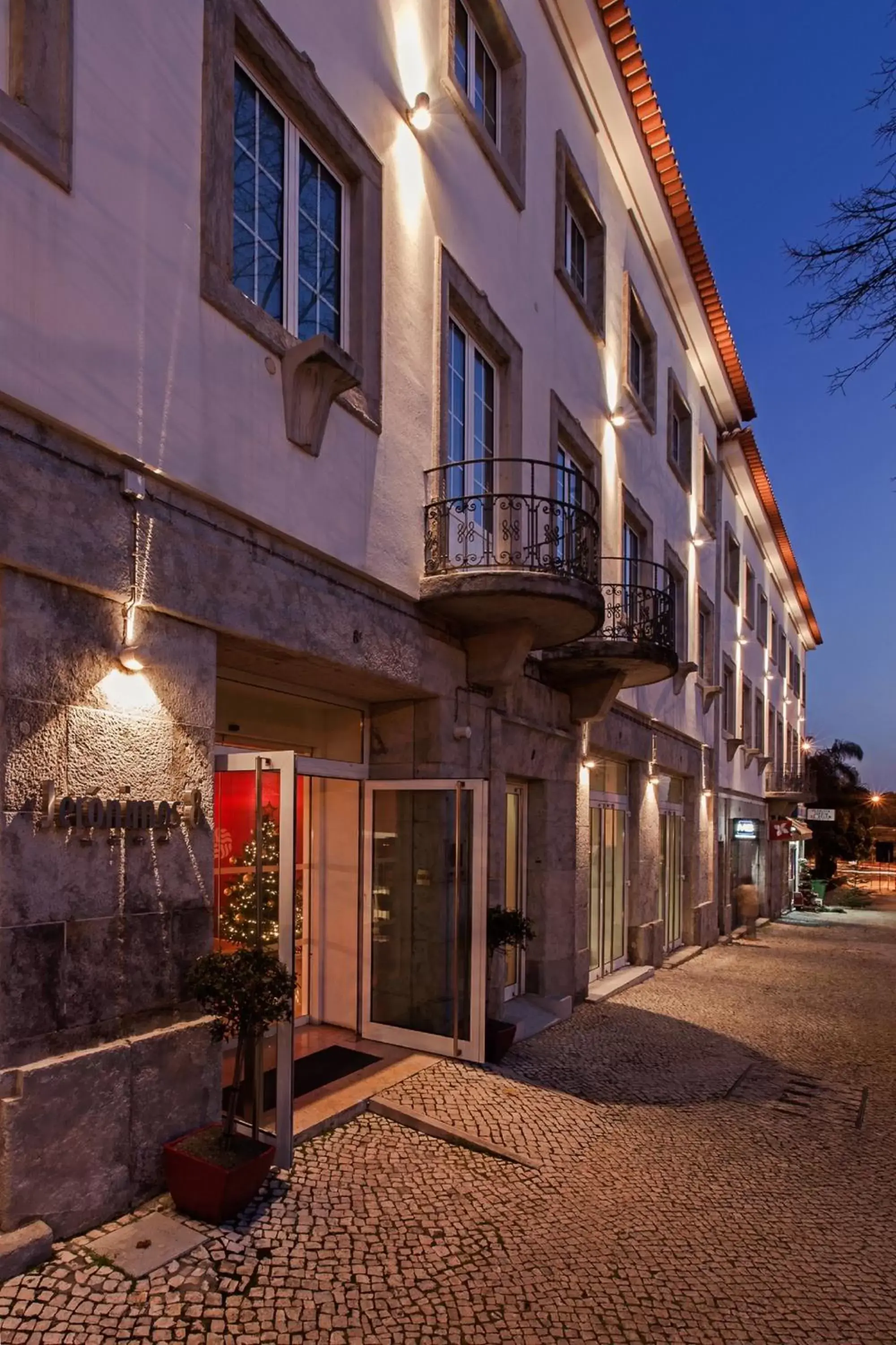 Facade/entrance, Property Building in Hotel Jeronimos 8
