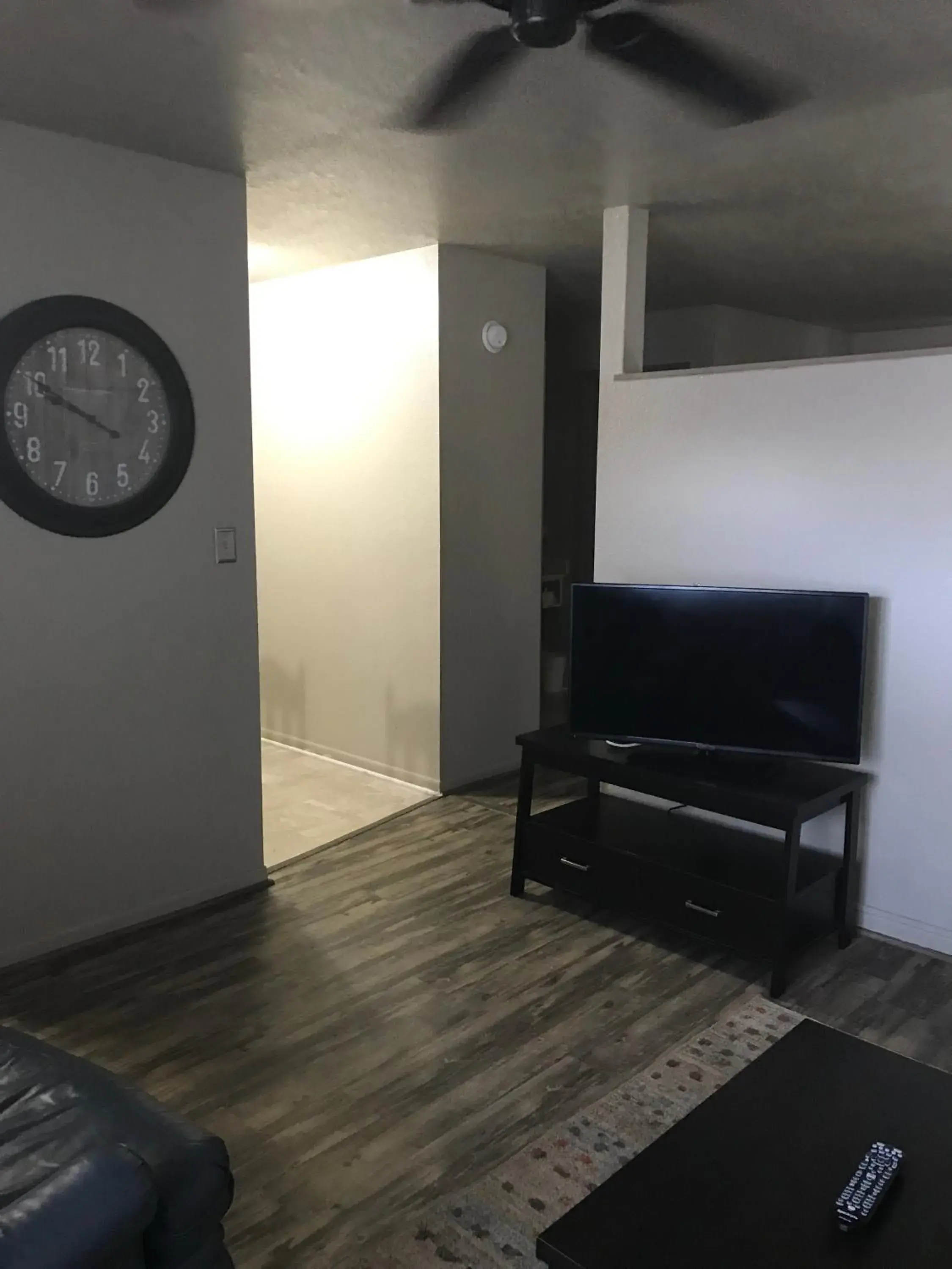 Living room, TV/Entertainment Center in Sunset Inn and Suites