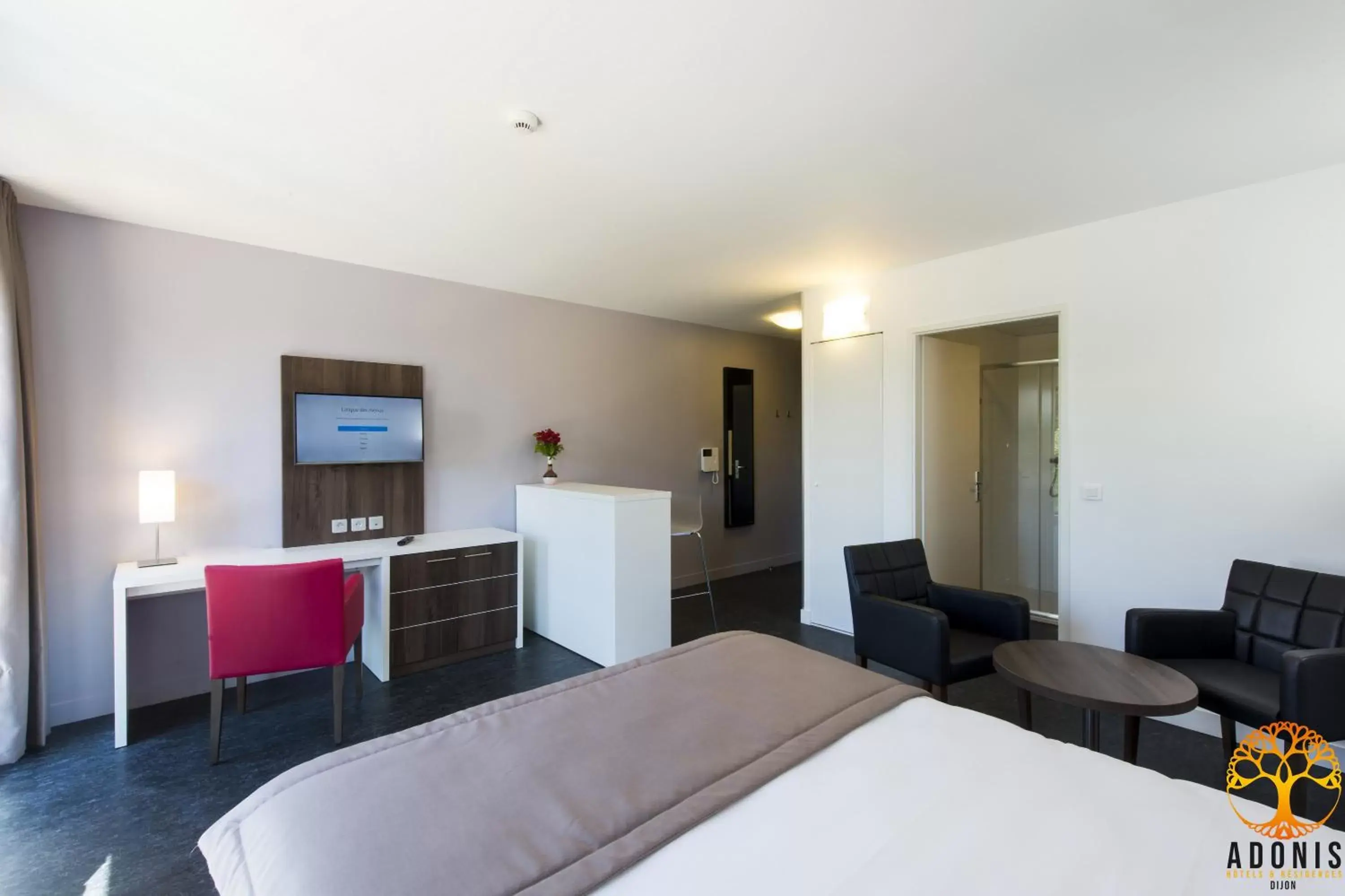 Photo of the whole room, Bed in Adonis Dijon Maison Internationale Photo of the whole room, Bed in Adonis Dijon Maison Internationale